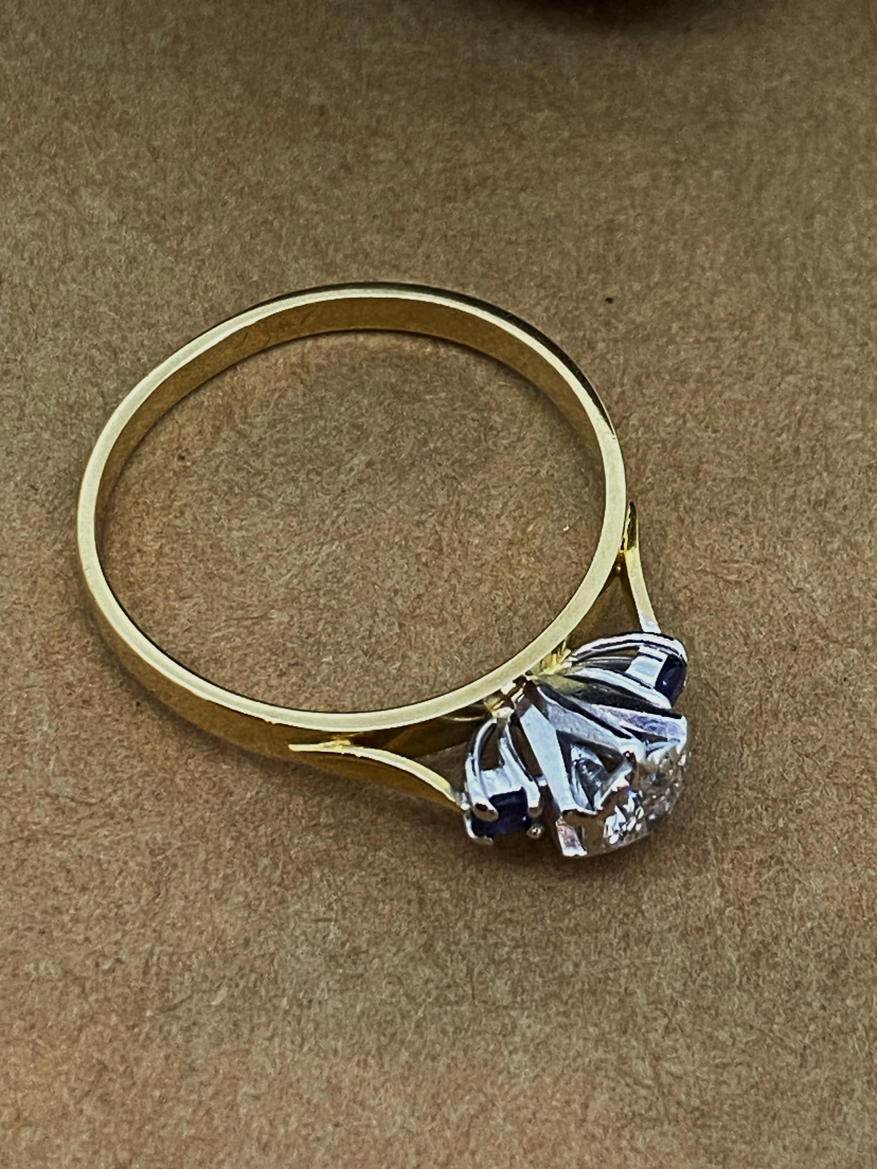 Anello retrò a tre pietre con diamante e zaffiro taglio vecchio europeo da 0,25 carati in 18 carati e platino. in vendita 1