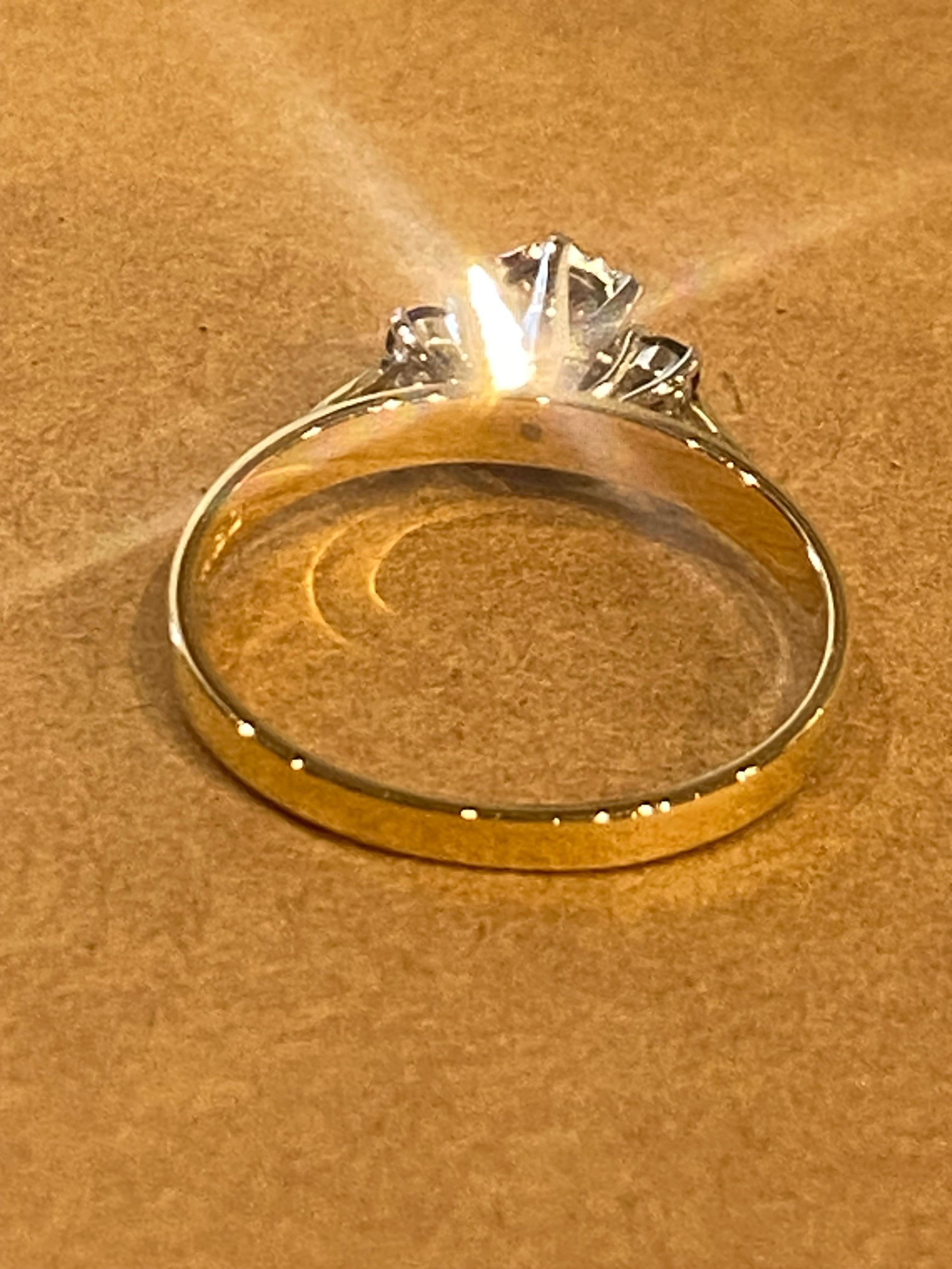 Anello retrò a tre pietre con diamante e zaffiro taglio vecchio europeo da 0,25 carati in 18 carati e platino. in vendita 3