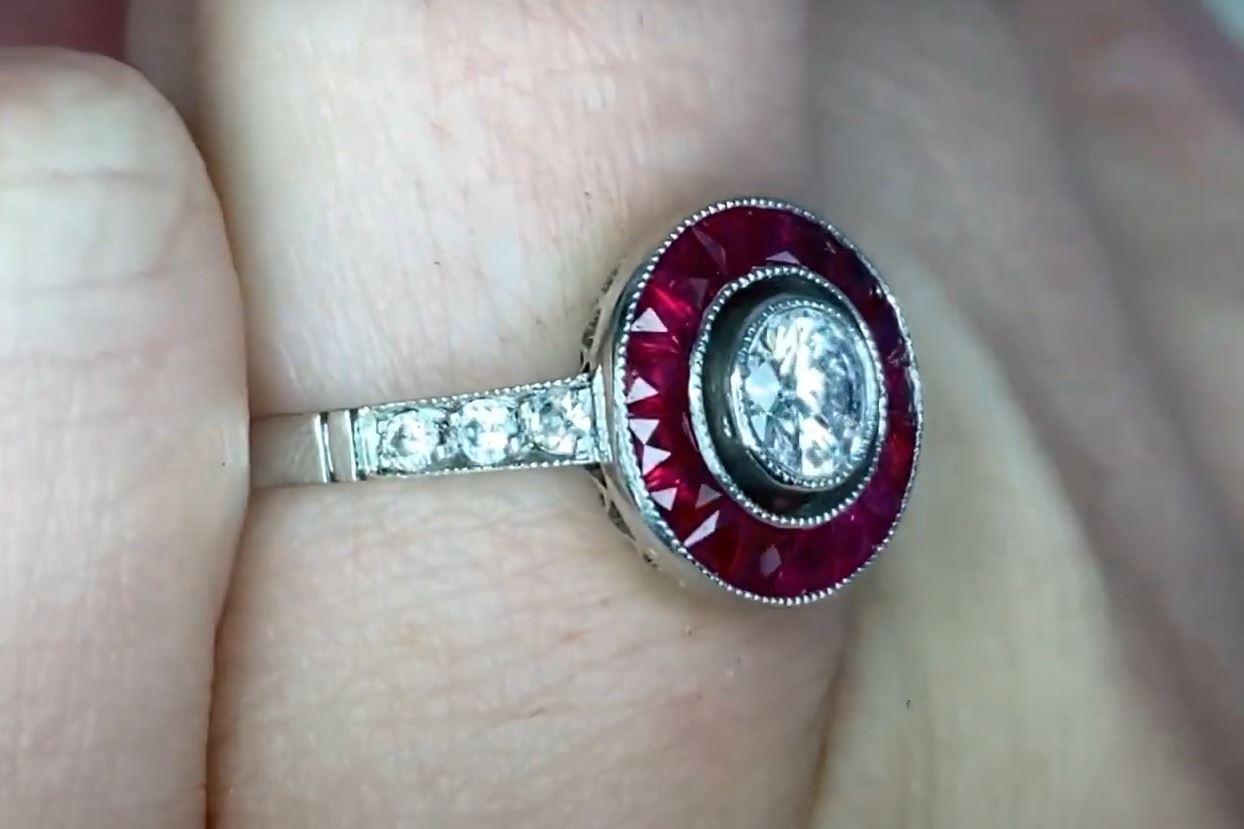 Bague de fiançailles avec un diamant rond de taille brillant de 0.25ct, couleur I, halo de rubis, platine Excellent état à New York, NY
