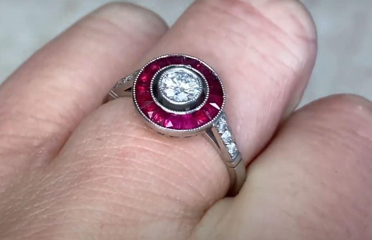  Bague de fiançailles avec un diamant rond de taille brillant de 0.25ct, couleur I, halo de rubis, platine Pour femmes 