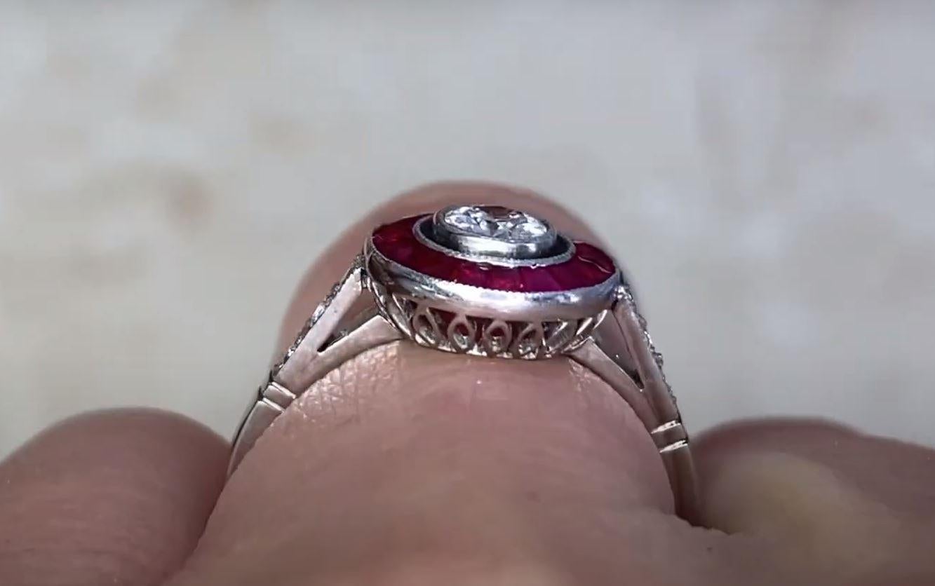 Bague de fiançailles avec un diamant rond de taille brillant de 0.25ct, couleur I, halo de rubis, platine 1