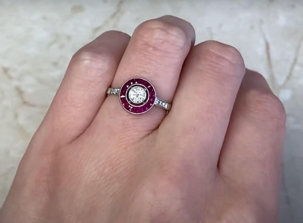 Bague de fiançailles avec un diamant rond de taille brillant de 0.25ct, couleur I, halo de rubis, platine 2