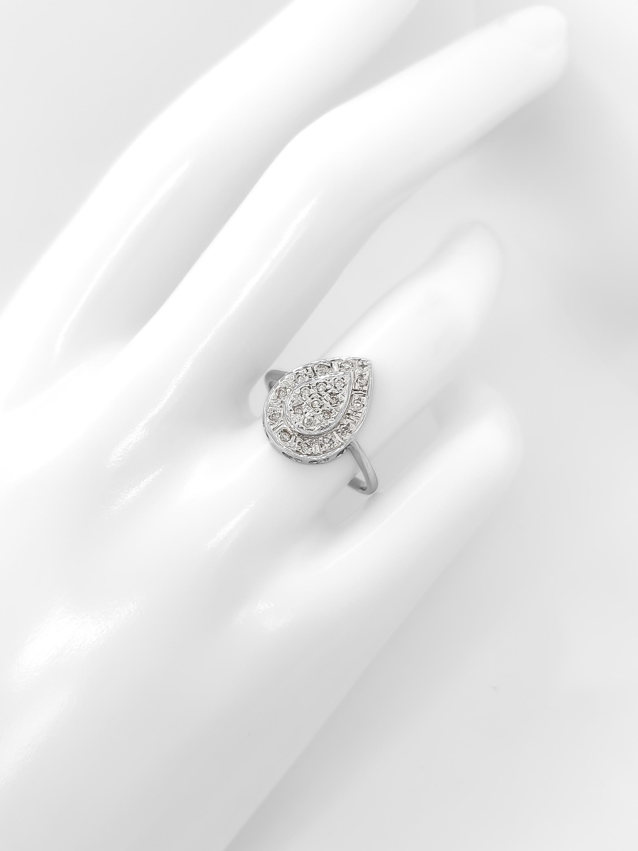 FOR US CUSTOMER NO VAT!

centerpiece of the ring is adorned with 20 diamonds, totaling 0.25 carats in weight. These diamonds exhibit a range of colors from F to I, showcasing a beautiful spectrum of diamond whiteness. In terms of clarity, they fall