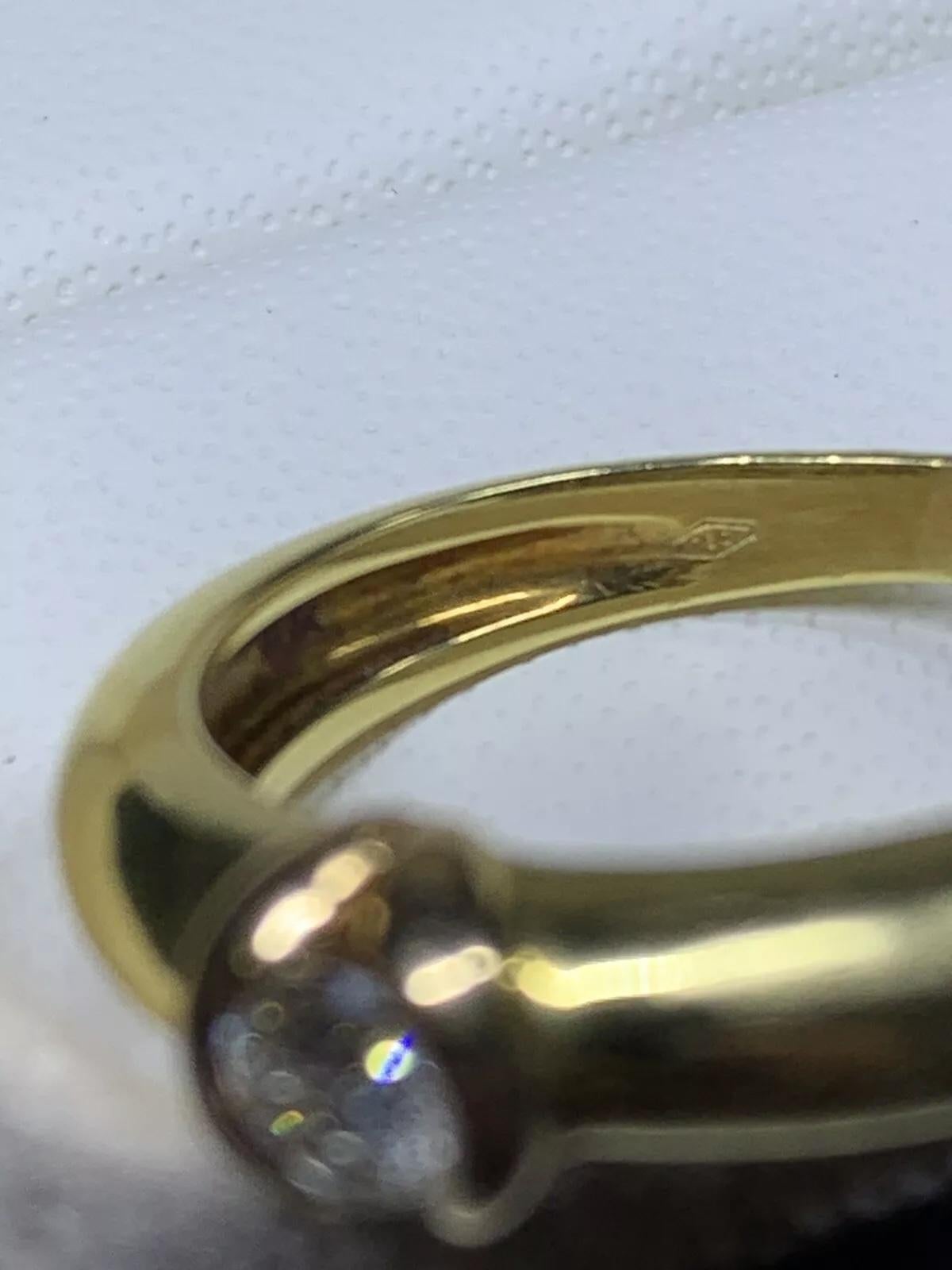 Anillo de compromiso grueso de diamante redondo de 0,25 ct en oro amarillo de 18k.

Alianza ancha de oro amarillo con solitario de diamantes.

Diamante 0,25ct peso total G color VS1 claridad.

Hallmarked.

El anillo se puede cambiar de
