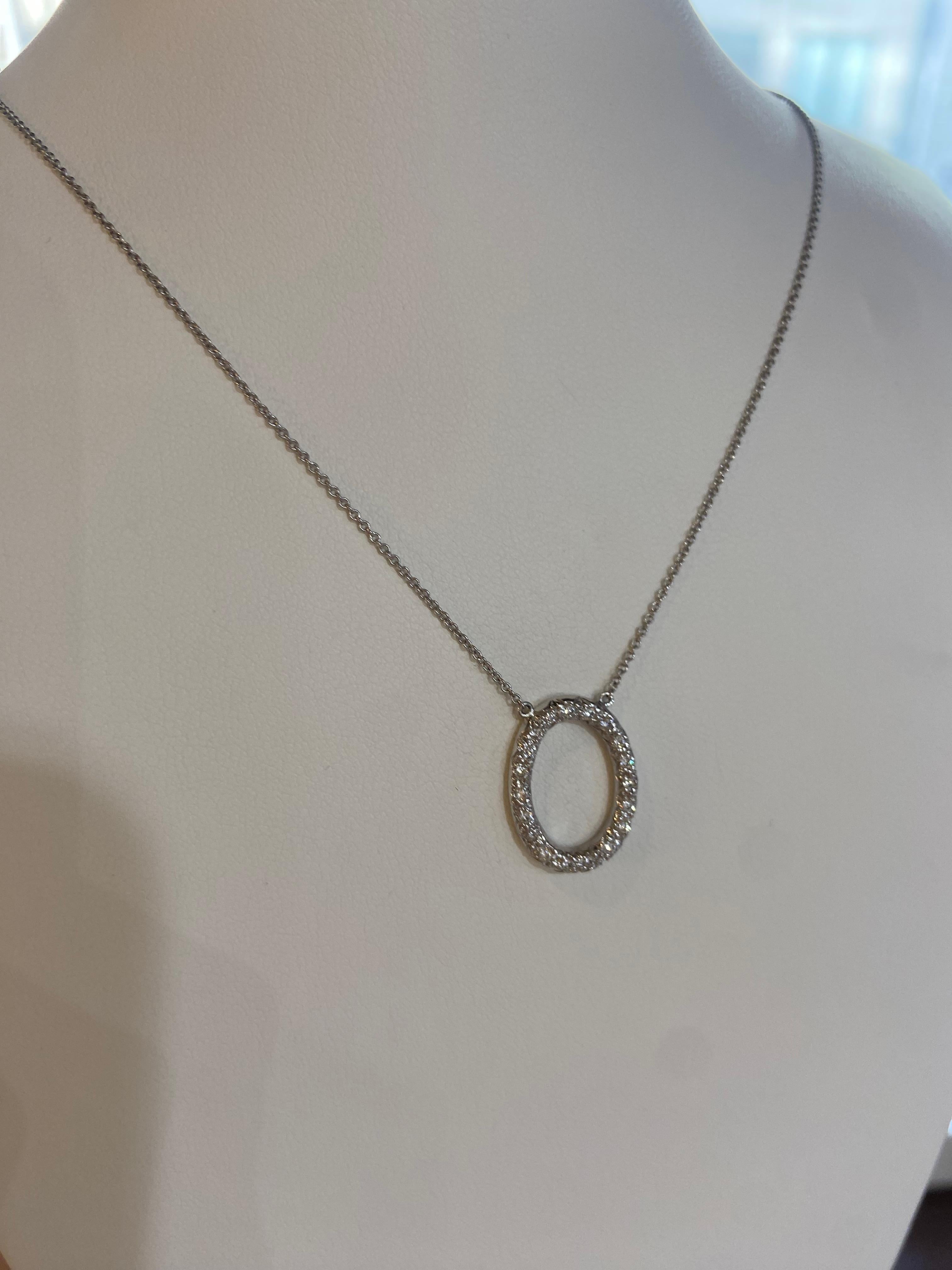 0.25ct Round Diamond Oval Pendant in 18KT White Gold In New Condition For Sale In New York, NY