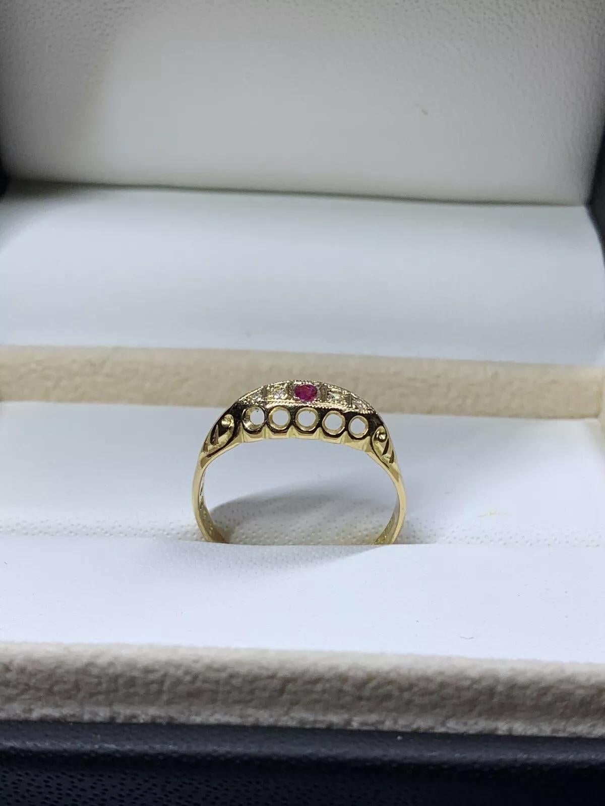 Women's or Men's 0.25ct Ruby and diamond antique engagement ring 18k yellow gold For Sale