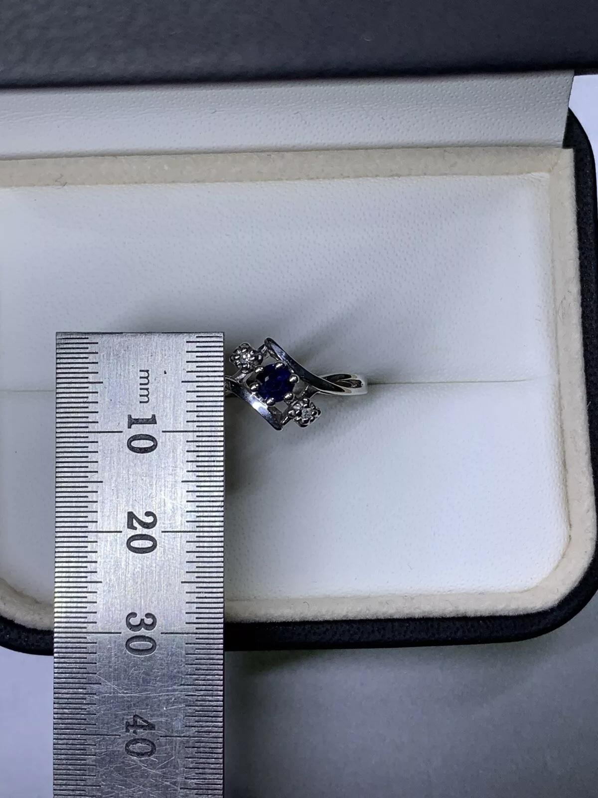 Anello di fidanzamento con diamante zaffiro da 0,25 carati in oro bianco da 10 carati.

Anello di fidanzamento antico con zaffiro e diamante in oro bianco 10ct.

Marchio di garanzia

Gemma naturale blu zaffiro di forma rotonda e vivida, peso totale