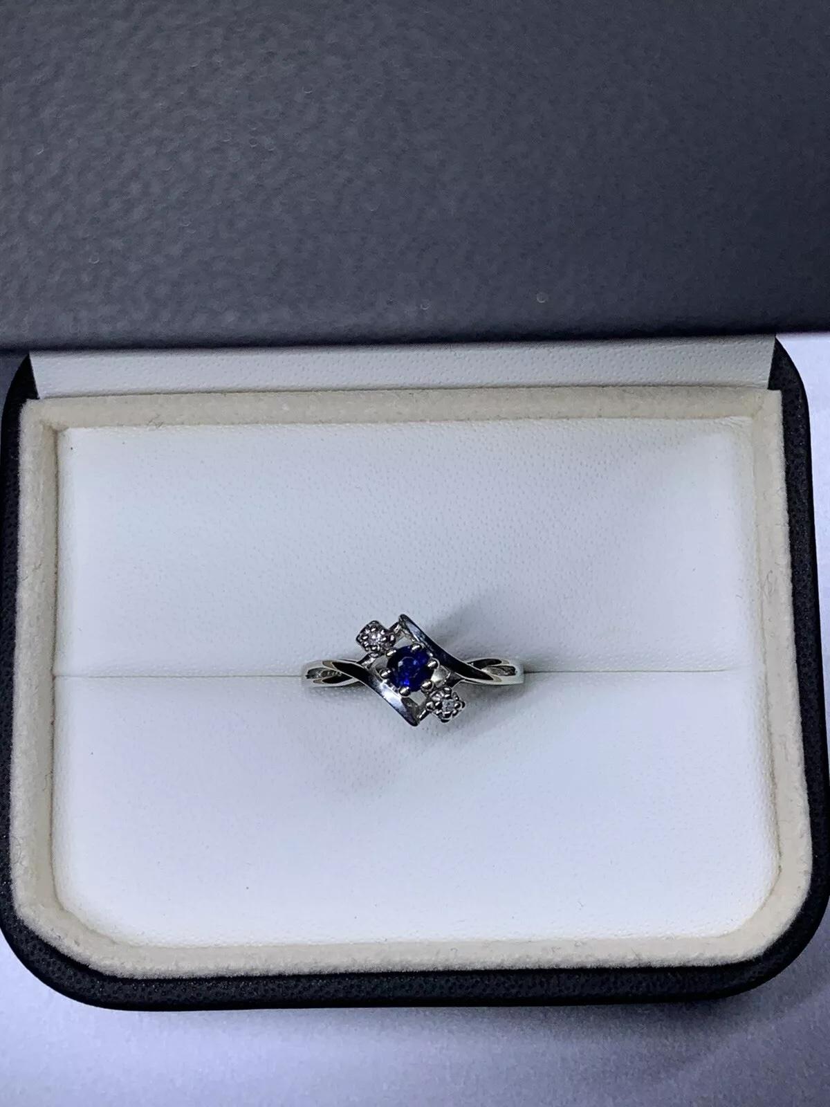 Taglio rotondo Anello di fidanzamento con diamante zaffiro da 0,25 carati in oro bianco 10 carati in vendita