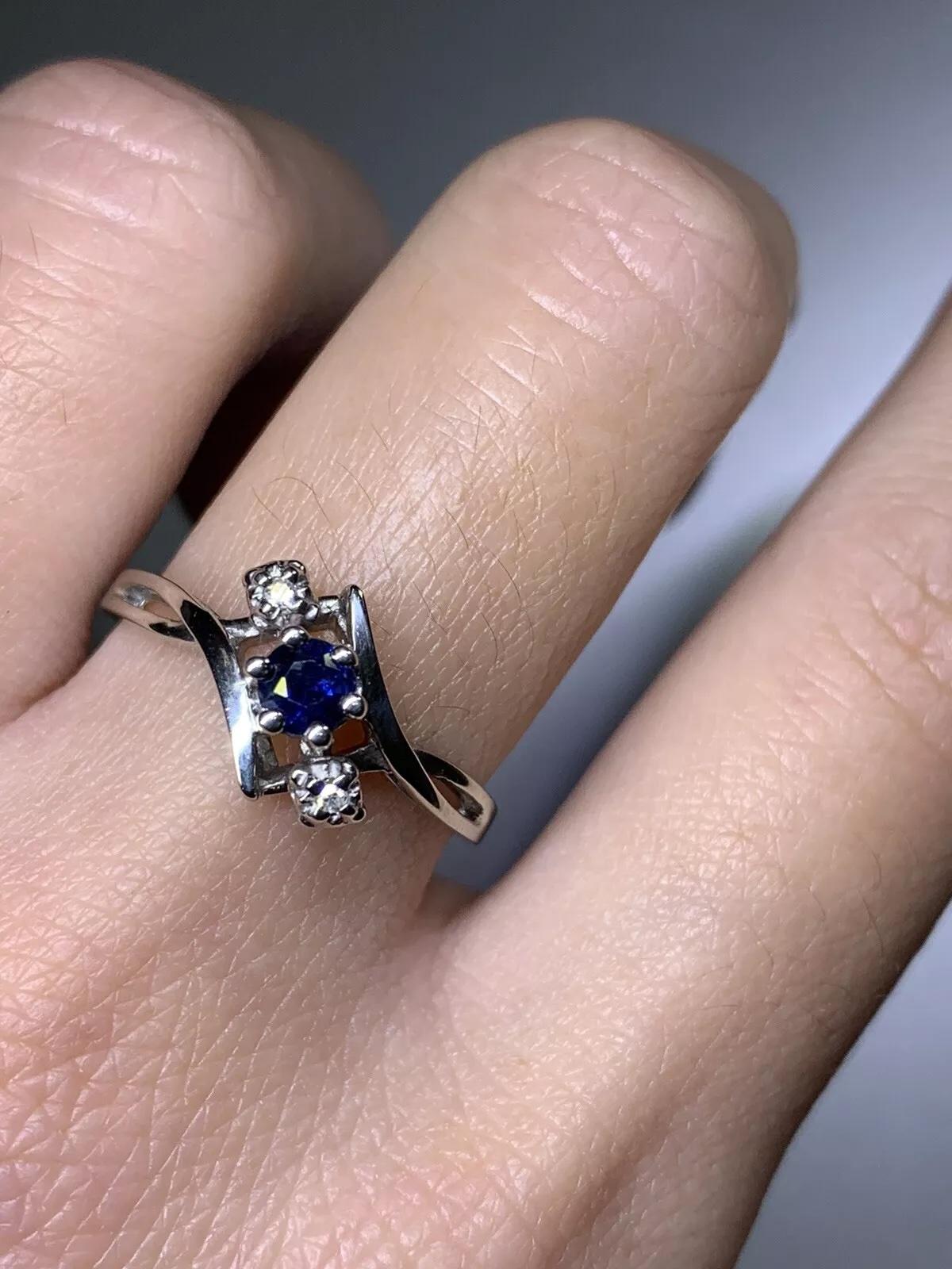 Anello di fidanzamento con diamante zaffiro da 0,25 carati in oro bianco 10 carati In condizioni Nuovo in vendita a London, GB
