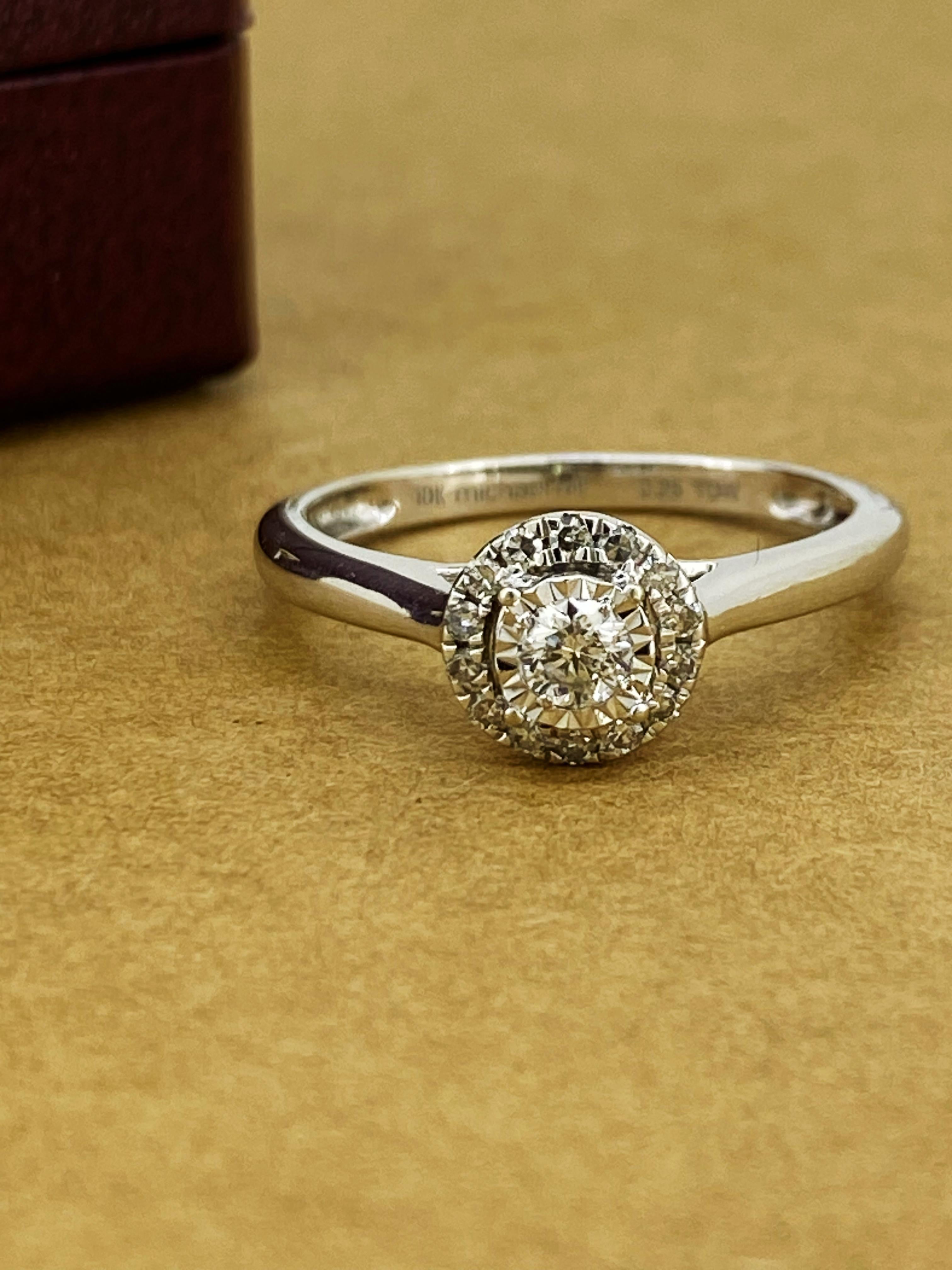 Of timeless & visually striking 
solitaire with accents design, 
this piece is centrally set with 
a sparkling Round Brilliant Cut Diamond – 
of 0.15ct approx. 
of H colour, VS clarity & sun-like brilliance

Crafted by Michael Hill (during early