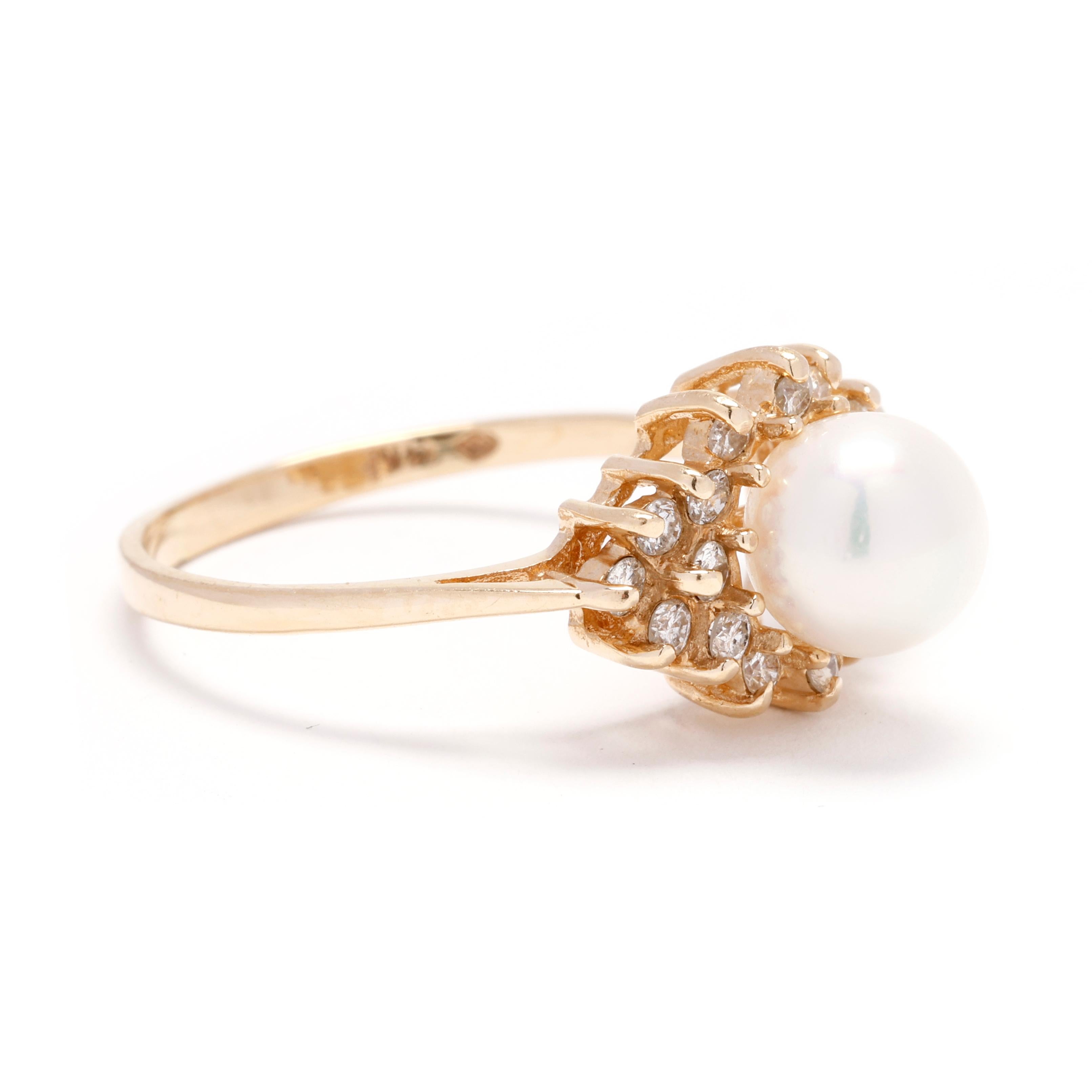 Erhöhen Sie Ihre Eleganz mit diesem exquisiten 0,25-karätigen Diamant-Perlen-Cluster-Ring. Dieser atemberaubende Ring aus glänzendem 14-karätigem Gelbgold besteht aus einer Gruppe funkelnder runder Brillanten, die eine schimmernde Perle elegant