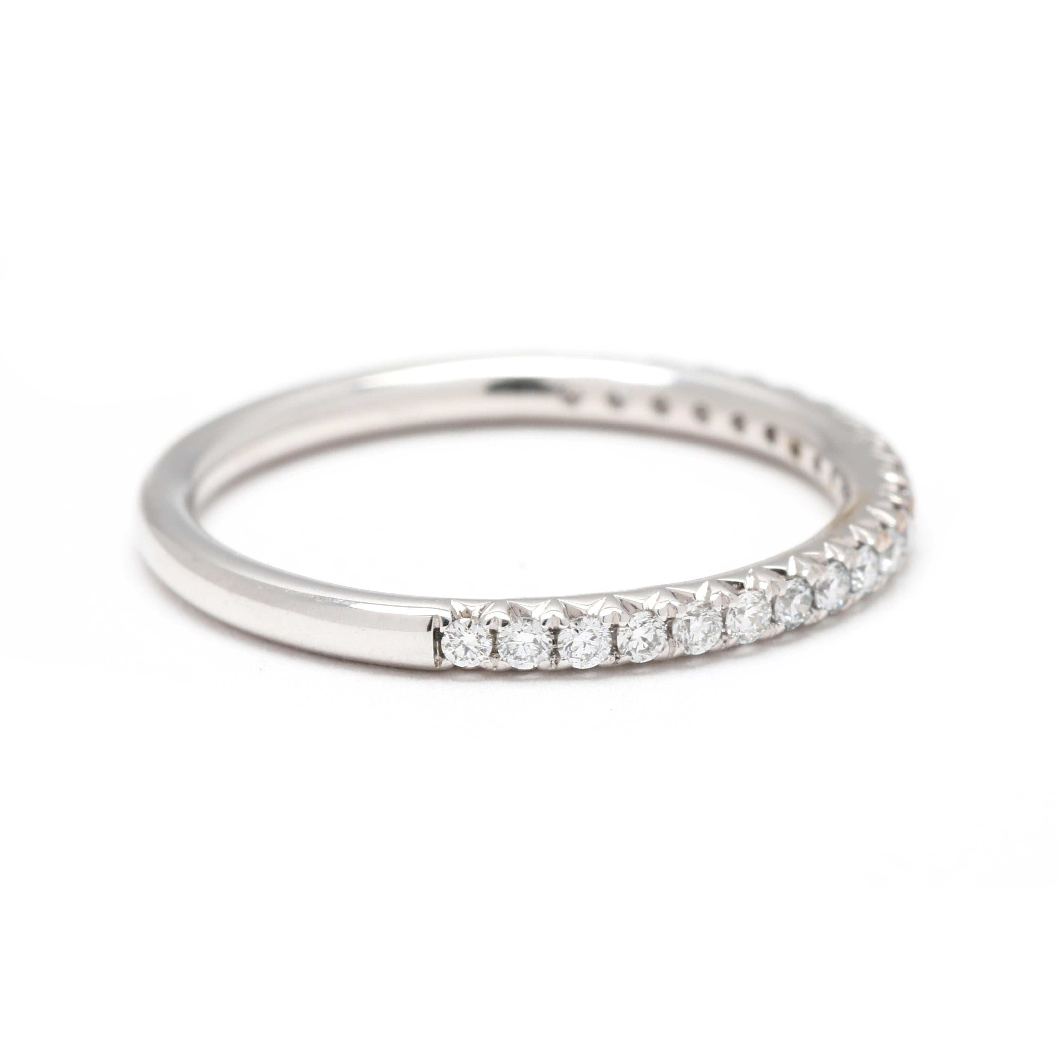 Piedras:
diamantes, 10 piedras
talla brillante redonda
1.4 mm
aproximadamente 0,25 quilates en total
Color F-G, claridad SI1-2

Anillo talla 6.25

Anchura: 1.9 mm

Peso: 1,2 dwts. / 1,8 gramos

Sellos: 14k (probados)

Un par de cosas a tener en