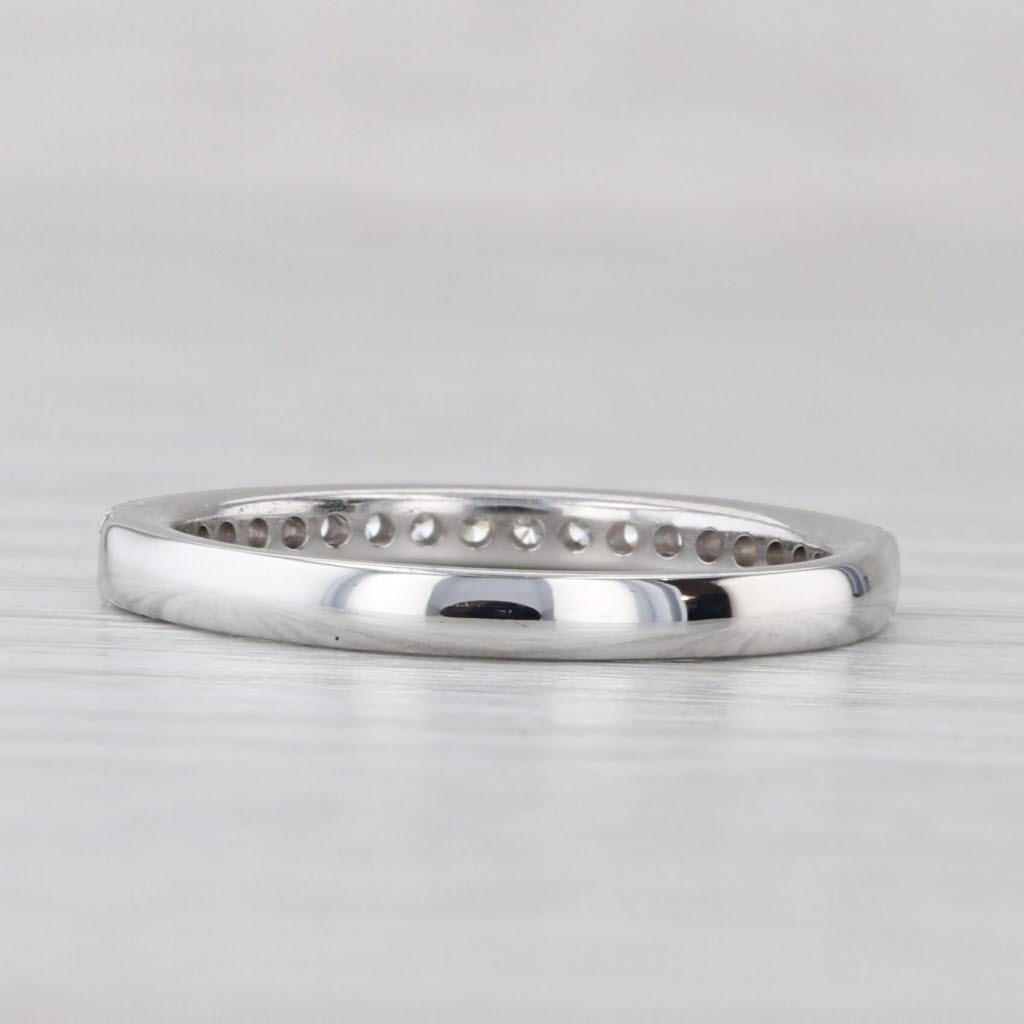 Taglio rotondo Fascia nuziale con diamante da 0,25 ct. in oro bianco 14k, misura 5,5 Anello anniversario impilabile in vendita