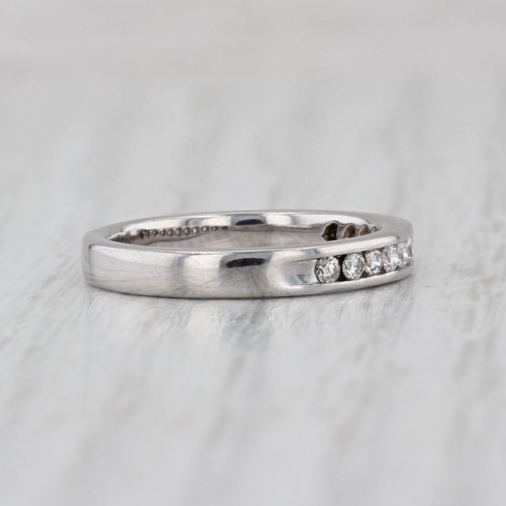 Informazioni sulla gemma:
- Diamanti naturali -
Carati totali - 0,25ctw
Taglio - Brillante rotondo
Colore - F - G
Chiarezza - VS1 - VS2

Metallo: oro bianco 18k 
Peso: 3,3 grammi 
Timbri: 18k
Altezza della faccia: 2.8 mm 
Altezza sopra il dito: 2.1