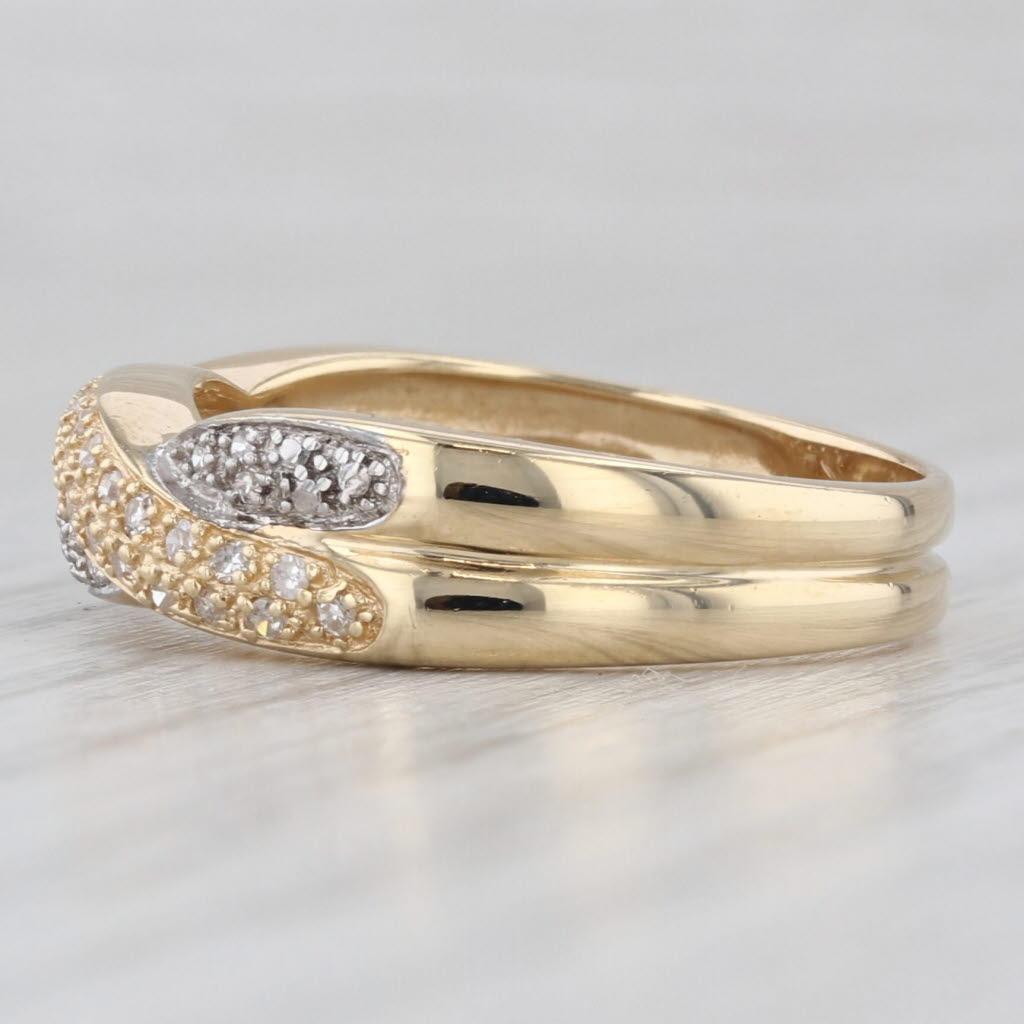 Informationen zu Edelsteinen:
- Natürliche Diamanten -
Karat gesamt - 0,25ctw
Schnitt - Einzel
Farbe - I - J
Reinheit - SI2 - I1

Metall: 14k Gelbgold, Weißgold Akzentuierung
Gewicht: 3,6 Gramm 
Briefmarken: 14k
Stirnseite Höhe: 5.8 mm 
Höhe über