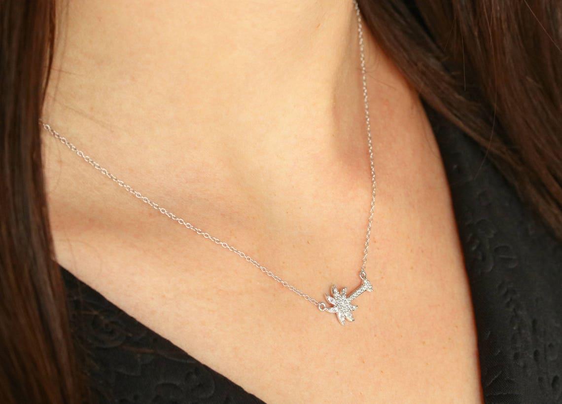 Elegamment présenté, un magnifique collier palmier en diamants en or blanc 14 carats. Les diamants sertis en pavé sont entièrement facettés, ce qui permet d'obtenir une brillance et un éclat maximums pour mettre en valeur la monture romantique. Le
