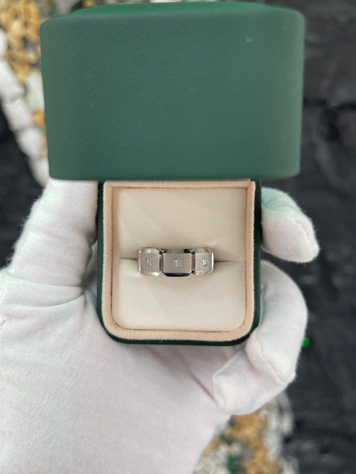 Moderno Anello nuziale in palladio da uomo con castone di diamanti con taglio a principessa da 0,25tcw in vendita