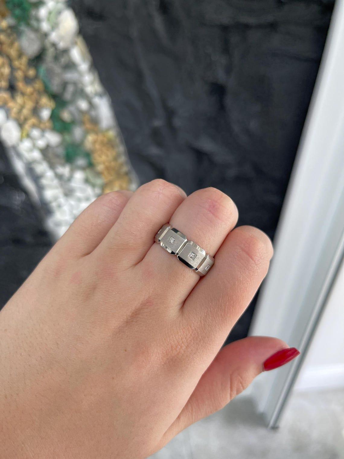 Anello nuziale in palladio da uomo con castone di diamanti con taglio a principessa da 0,25tcw in vendita 1