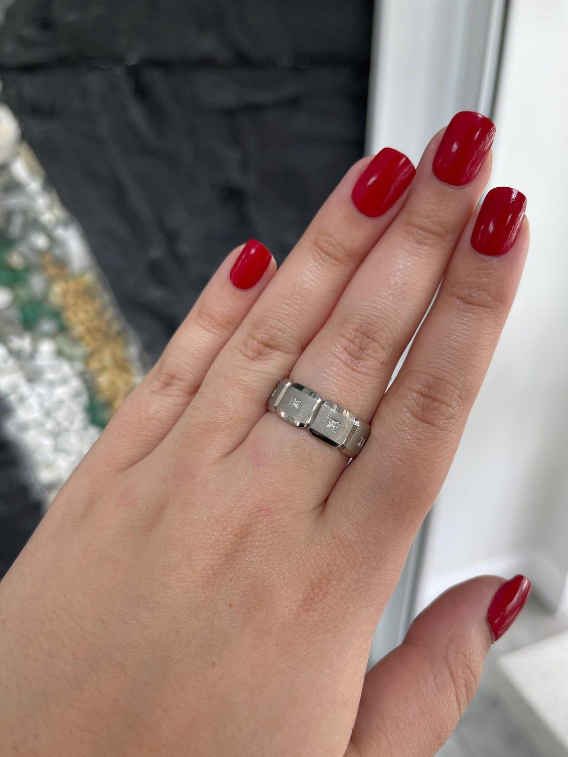 Anello nuziale in palladio da uomo con castone di diamanti con taglio a principessa da 0,25tcw in vendita 2