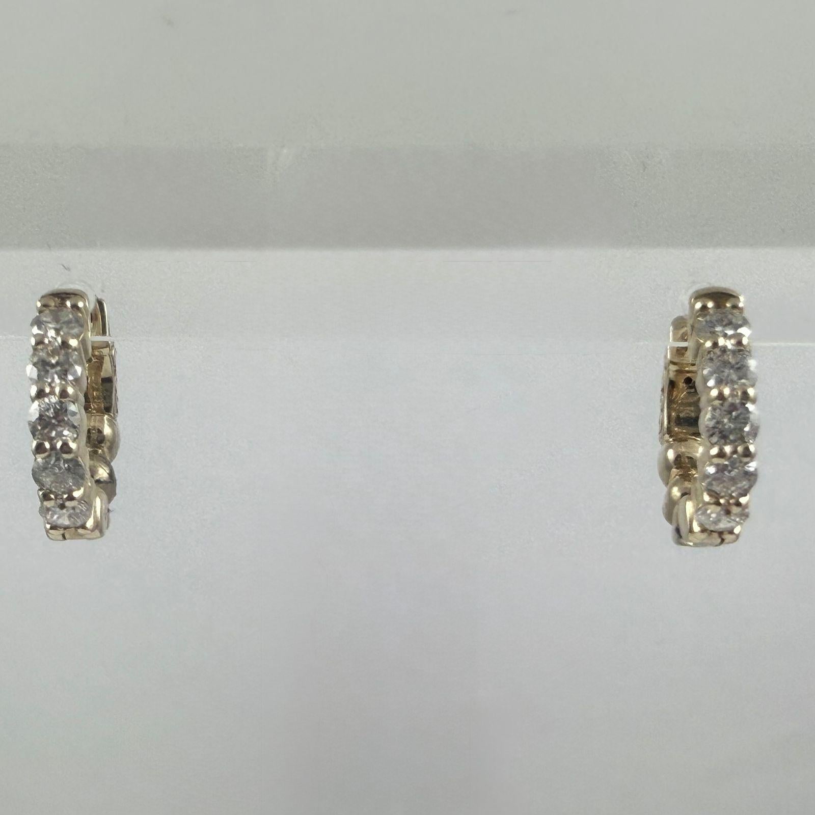 Orecchini Huggie con diamante da 0,26 carati in oro bianco 14K in vendita 1