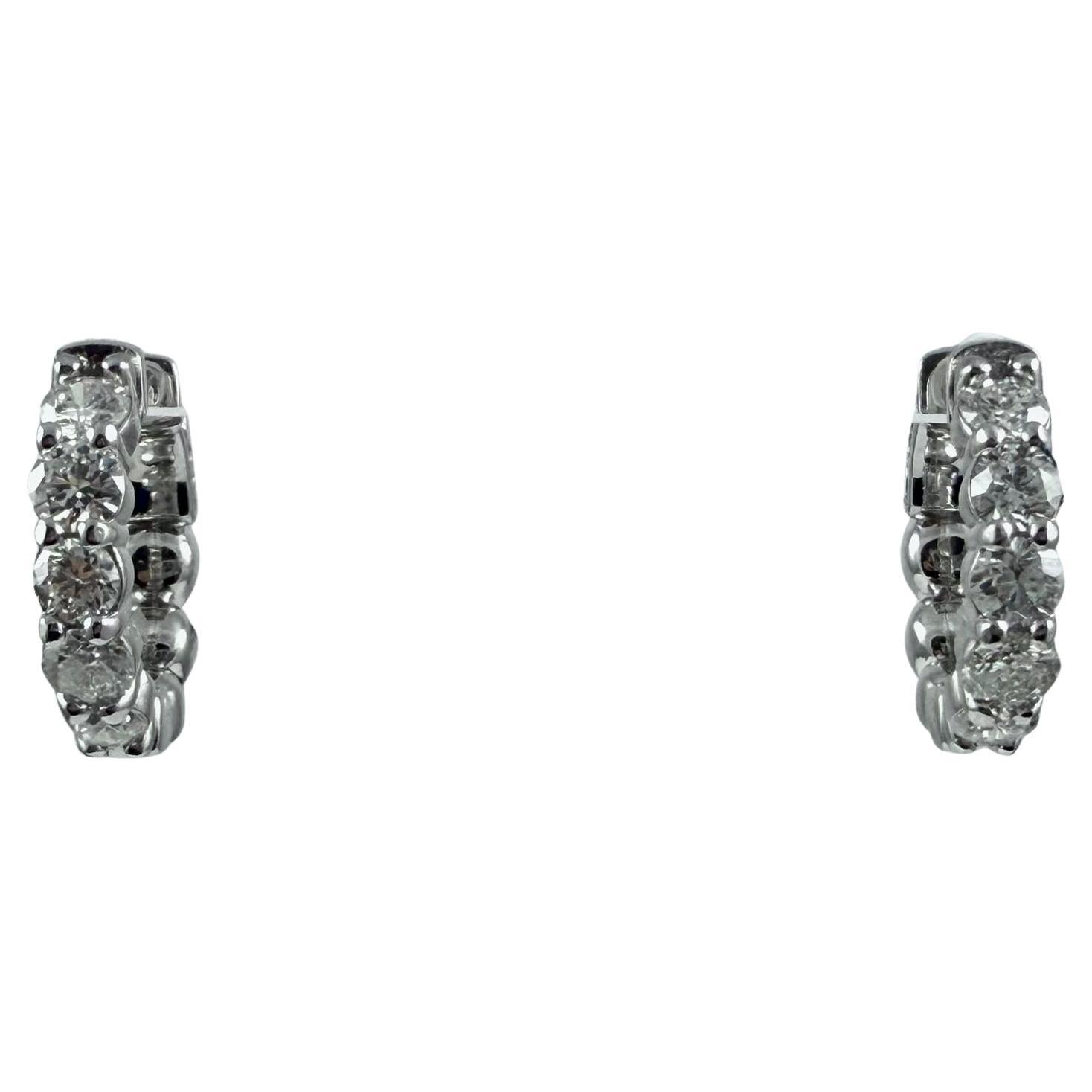 Orecchini Huggie con diamante da 0,26 carati in oro bianco 14K in vendita