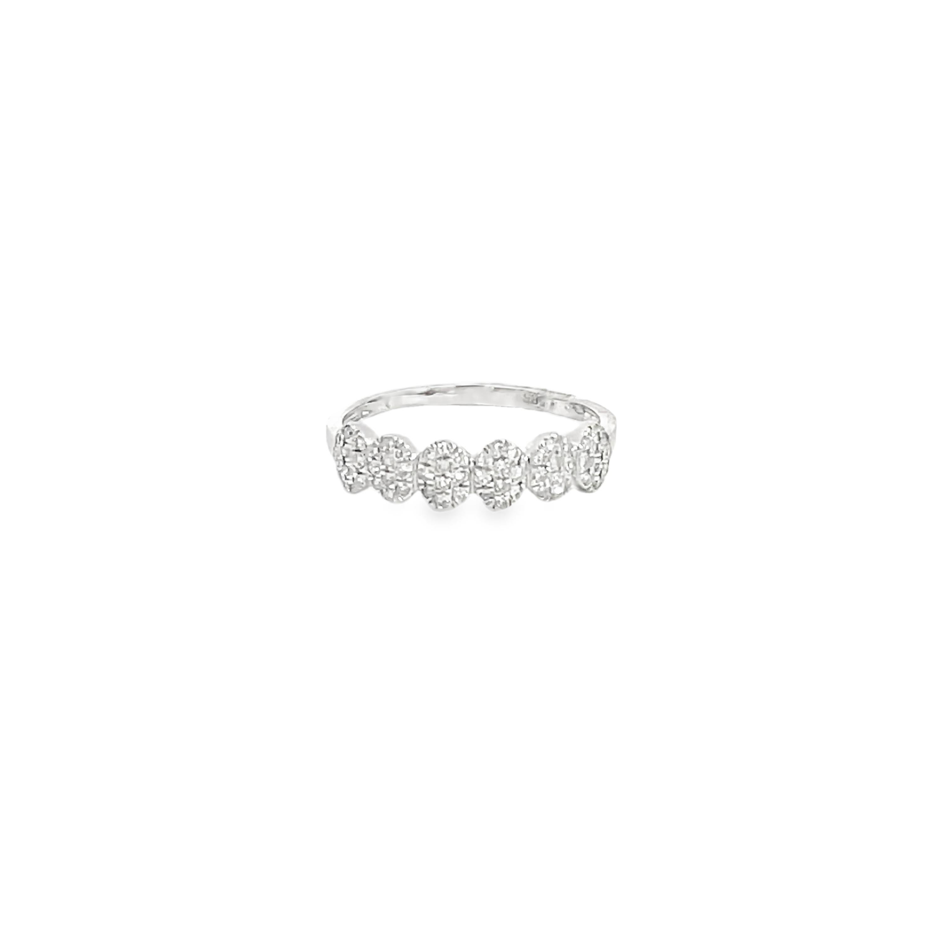 Round Cut 0.26 Carat Diamond Oval Cluster Fashion Ring For Sale