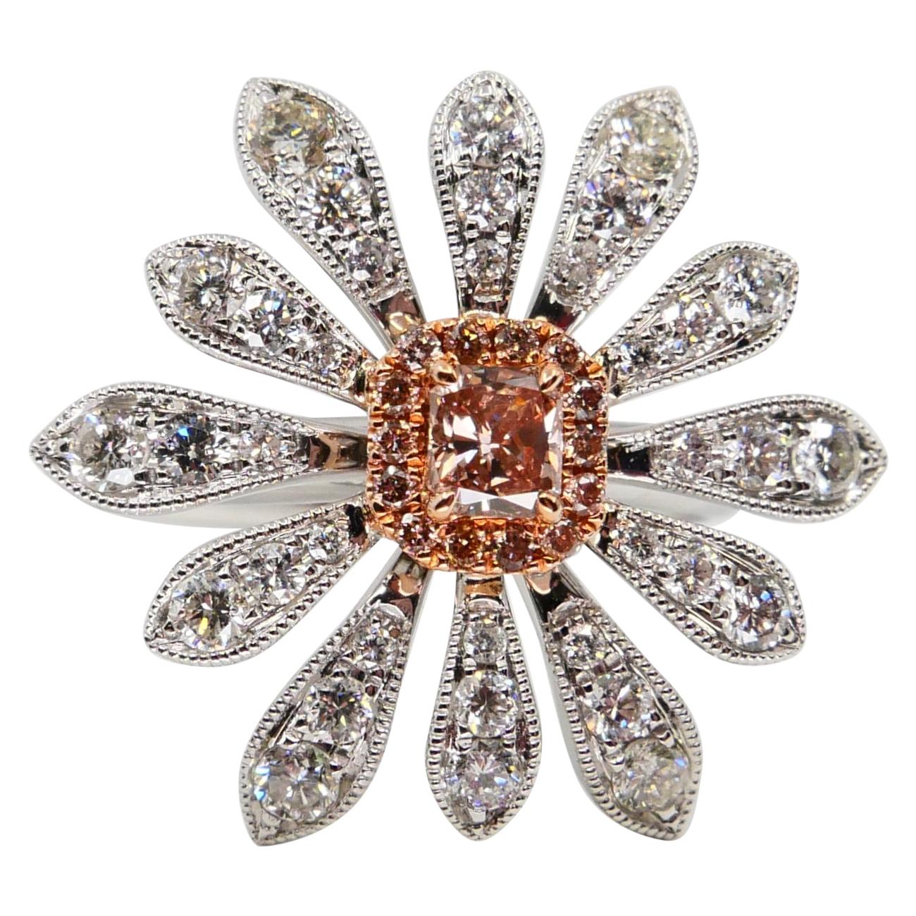 Anillo de cóctel de diamante rosa fantasía natural de 0,26 quilates y flor de diamante blanco