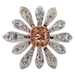 Anillo de cóctel de diamante rosa fantasía natural de 0,26 quilates y flor de diamante blanco