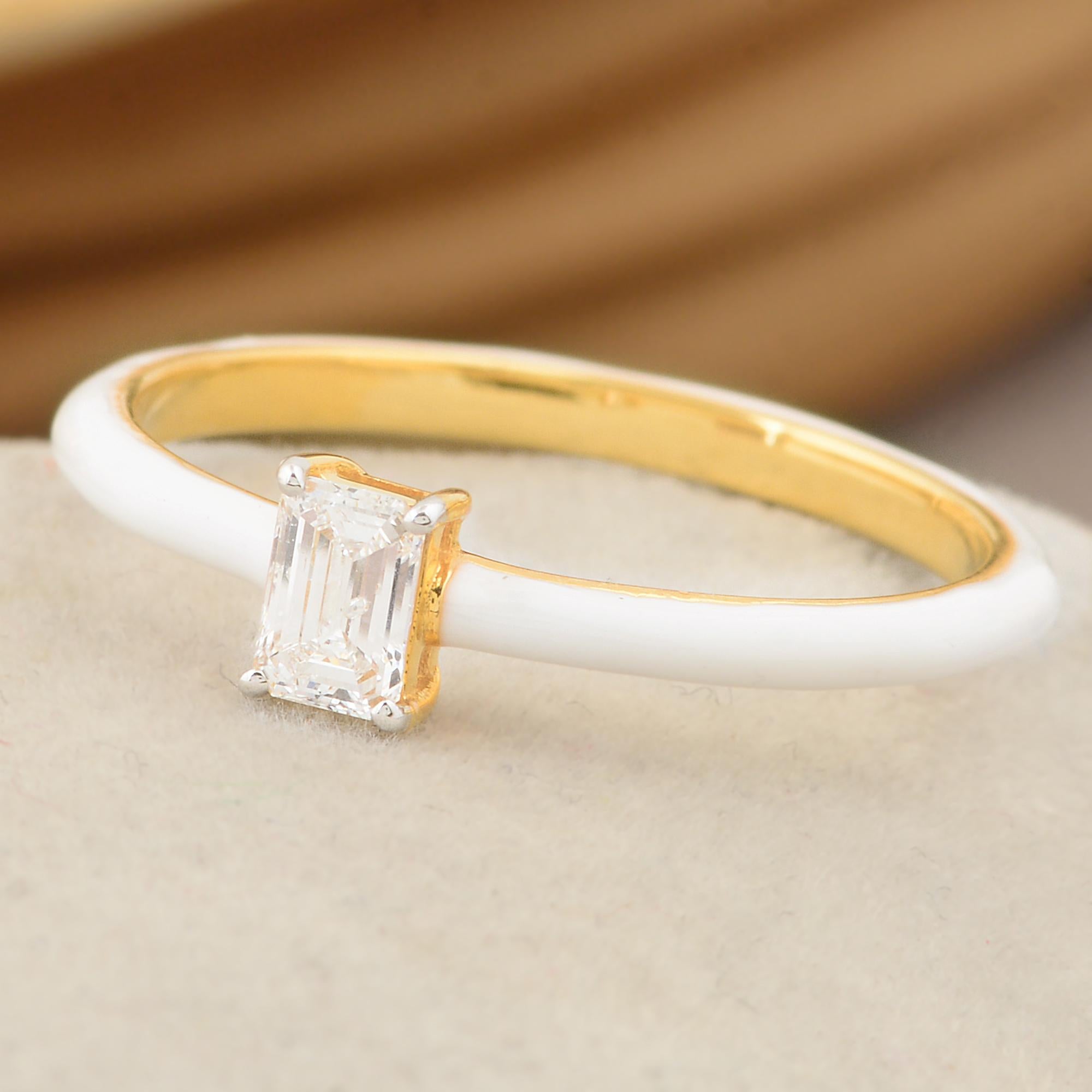 Im Angebot: 0,26 Karat Solitär Smaragdschliff Diamant Band Ring Weiß Emaille 18k Gelbgold () 3