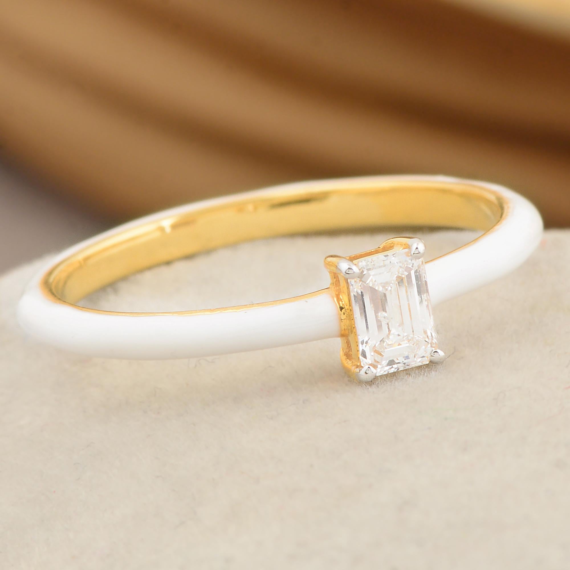 Im Angebot: 0,26 Karat Solitär Smaragdschliff Diamant Band Ring Weiß Emaille 18k Gelbgold () 4