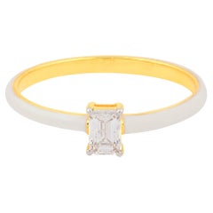 Bague à anneau solitaire en or jaune 18 carats avec émail blanc et diamants taille émeraude de 0,26 carat