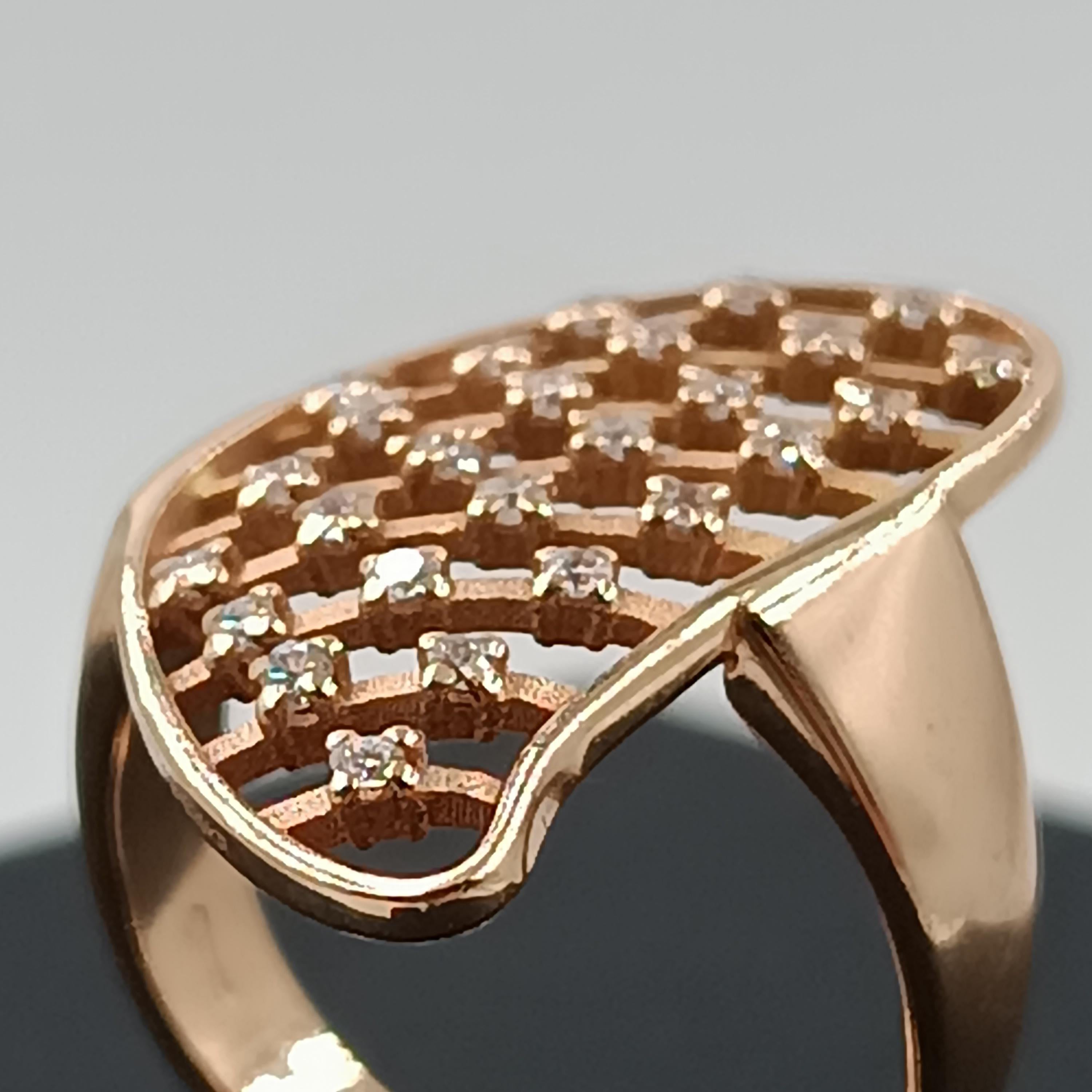 Contemporain Bague en or rose 18 carats avec diamants en forme de V de 0,26 carat en vente