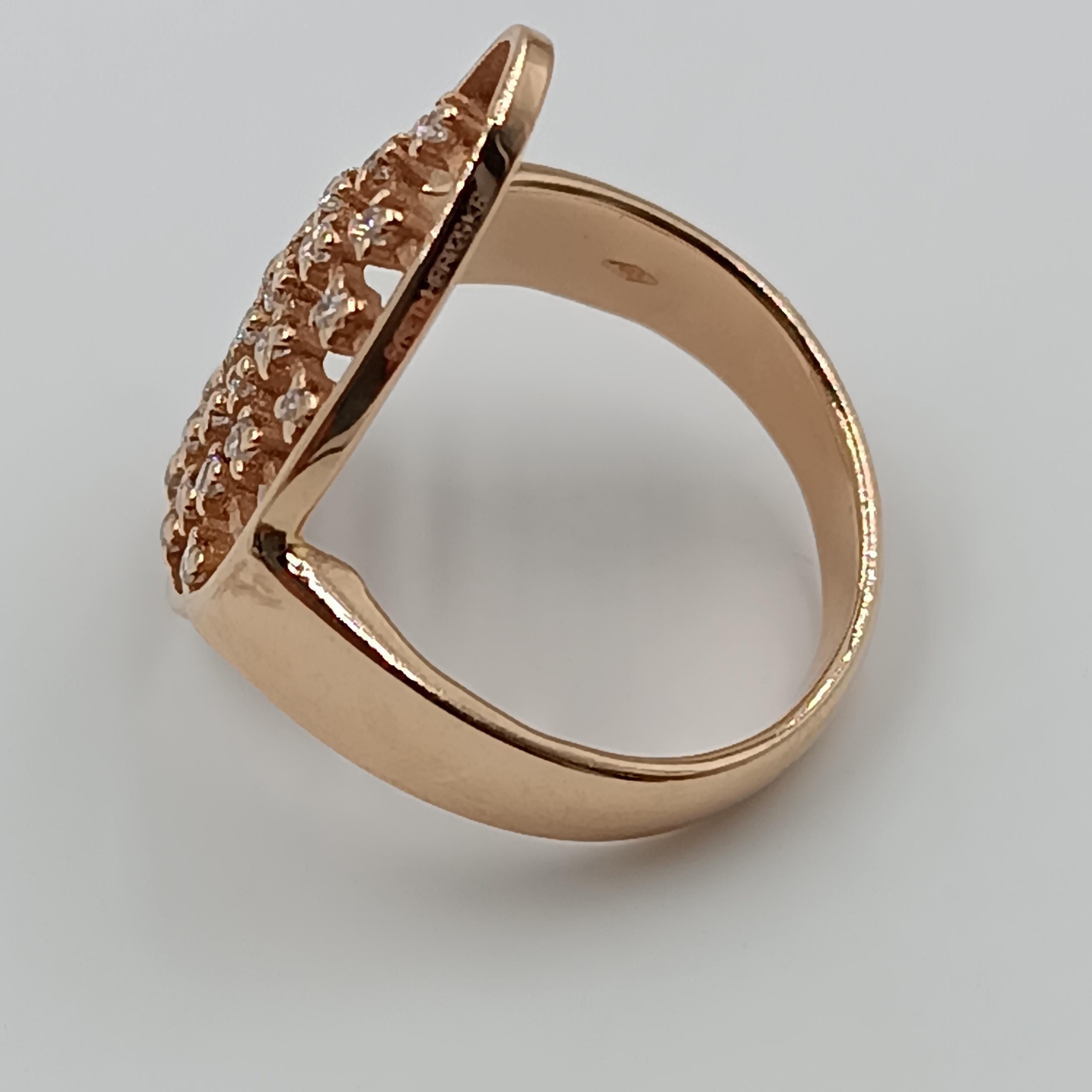 Taille brillant Bague en or rose 18 carats avec diamants en forme de V de 0,26 carat en vente