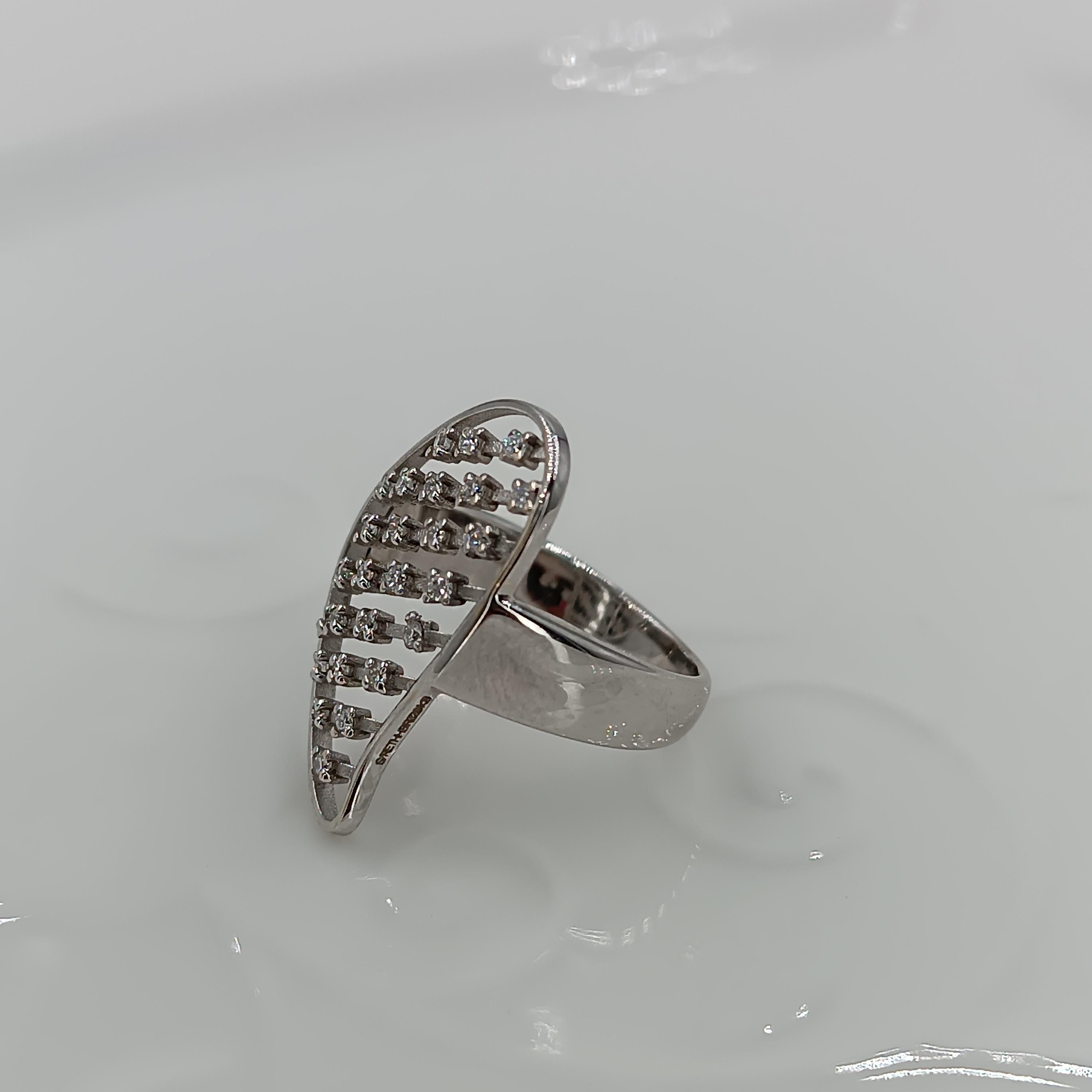 Contemporary 0.26 Carat Vs G Diamonds on 18 Carat White Gold ring For Sale
