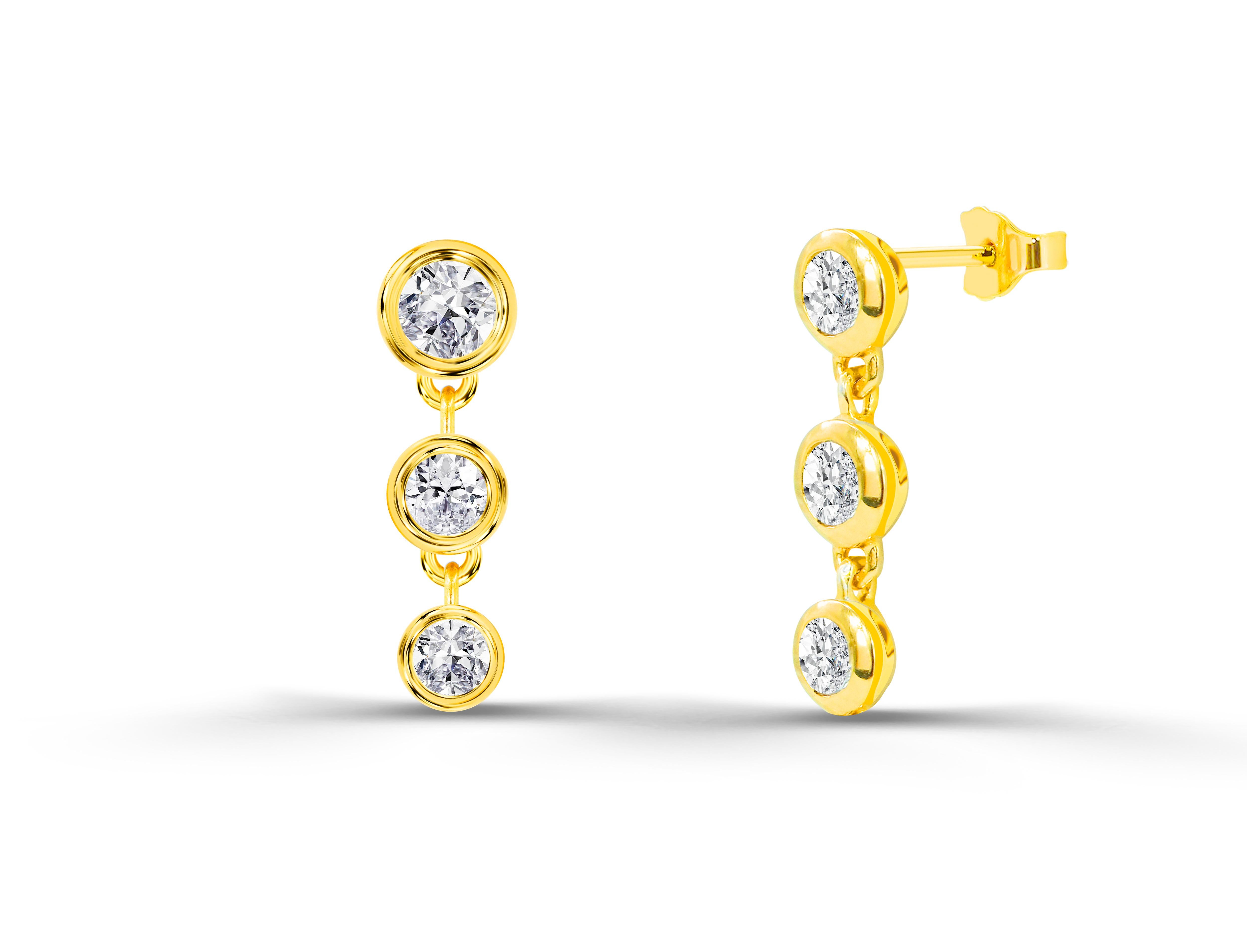 Modern 0.26ct Diamond Bezel Studs Earrings in 18k Gold For Sale