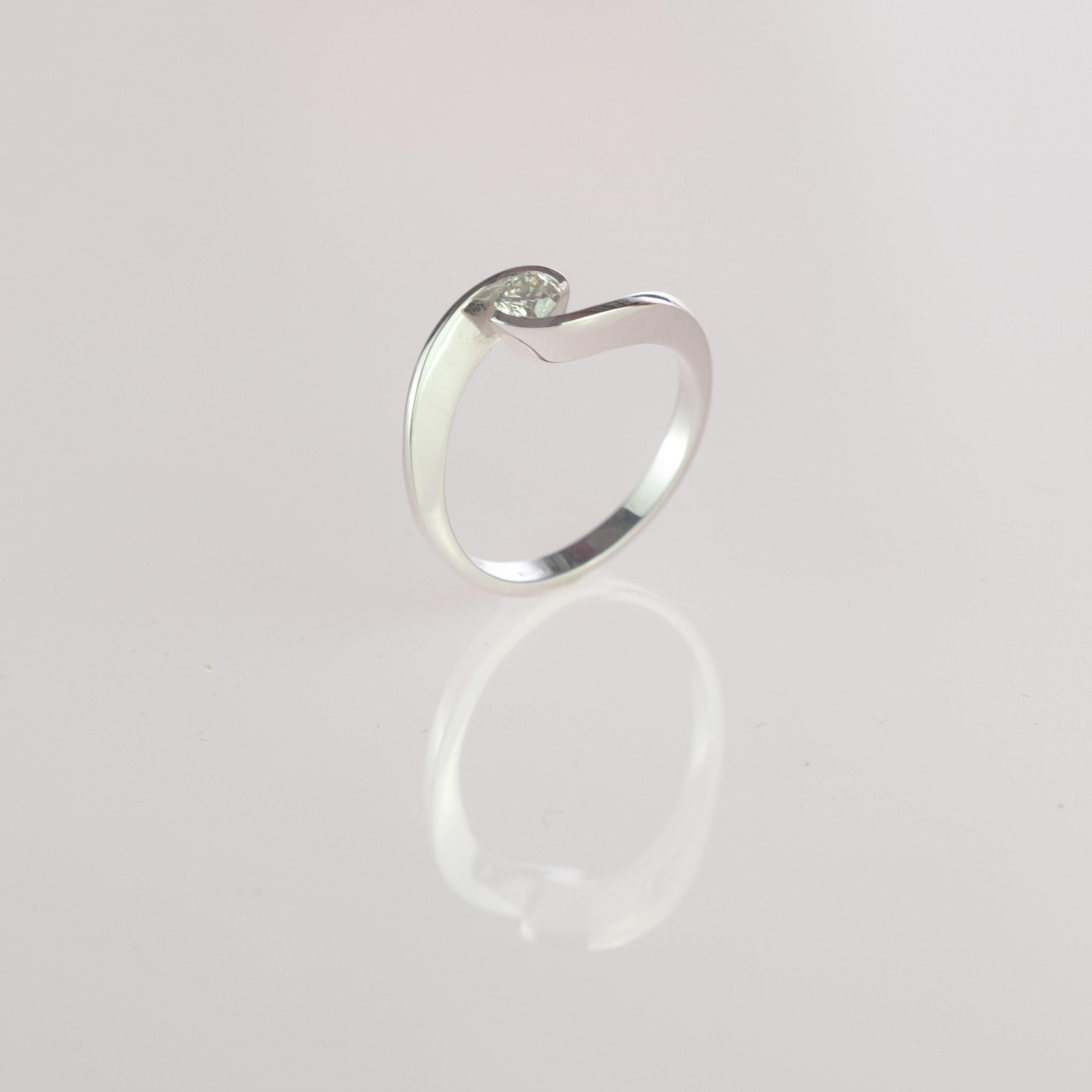 Romantic 0.261 Carat Diamond Brilliant 18 Karat Gold Engagement Solitaire Wedding Ring For Sale