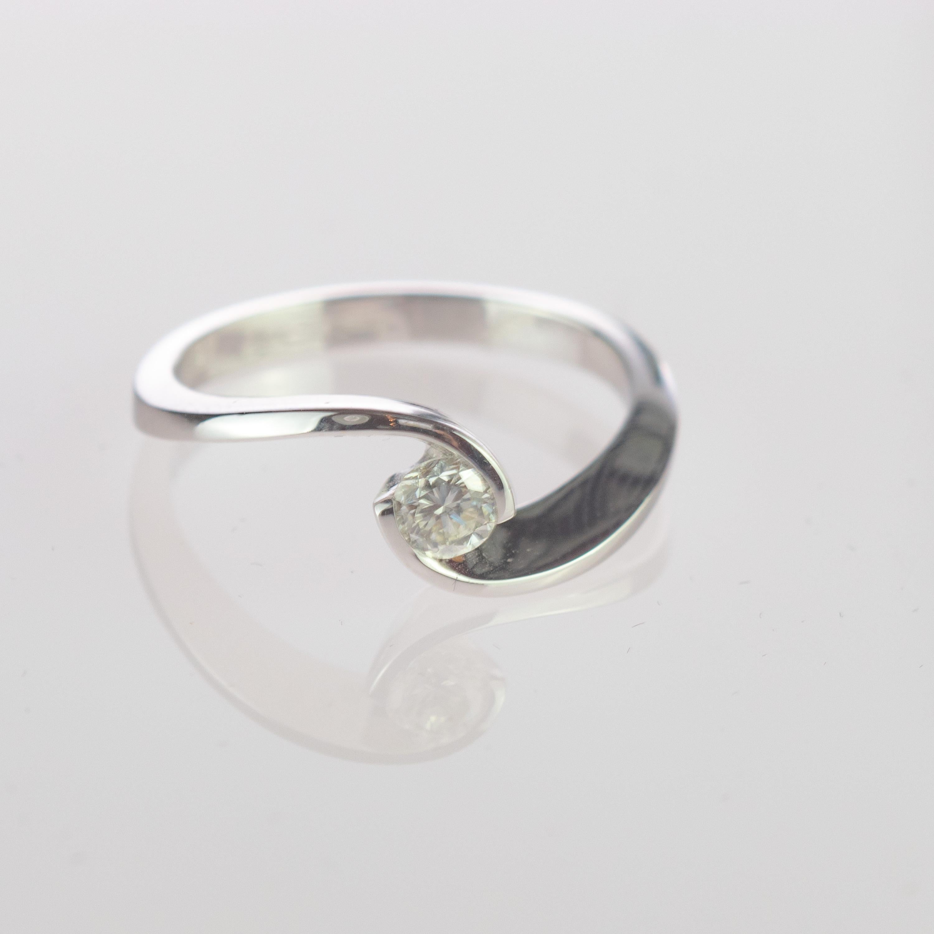 Women's or Men's 0.261 Carat Diamond Brilliant 18 Karat Gold Engagement Solitaire Wedding Ring For Sale
