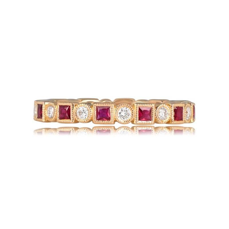 Superbe bracelet d'éternité en or jaune 18 carats, serti de rubis de taille française et de diamants ronds de taille brillant. Le bracelet, fabriqué à la main avec des détails exquis, est orné d'un fin milgrain et présente une largeur de 2,60