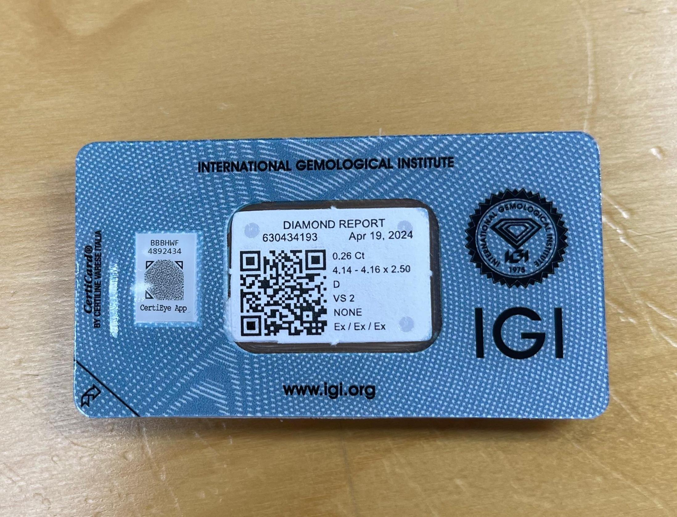 Moderne 0.26CT IGI Certified Round Brilliante en vente