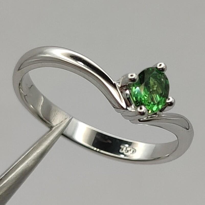 Oval Cut Emerald 4-Prong Solitaire Ring in 18k White Gold For Sale 5