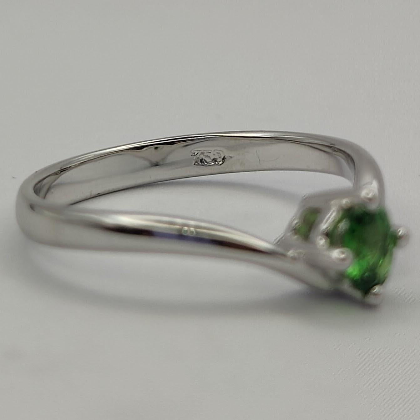 Oval Cut Emerald 4-Prong Solitaire Ring in 18k White Gold For Sale 8