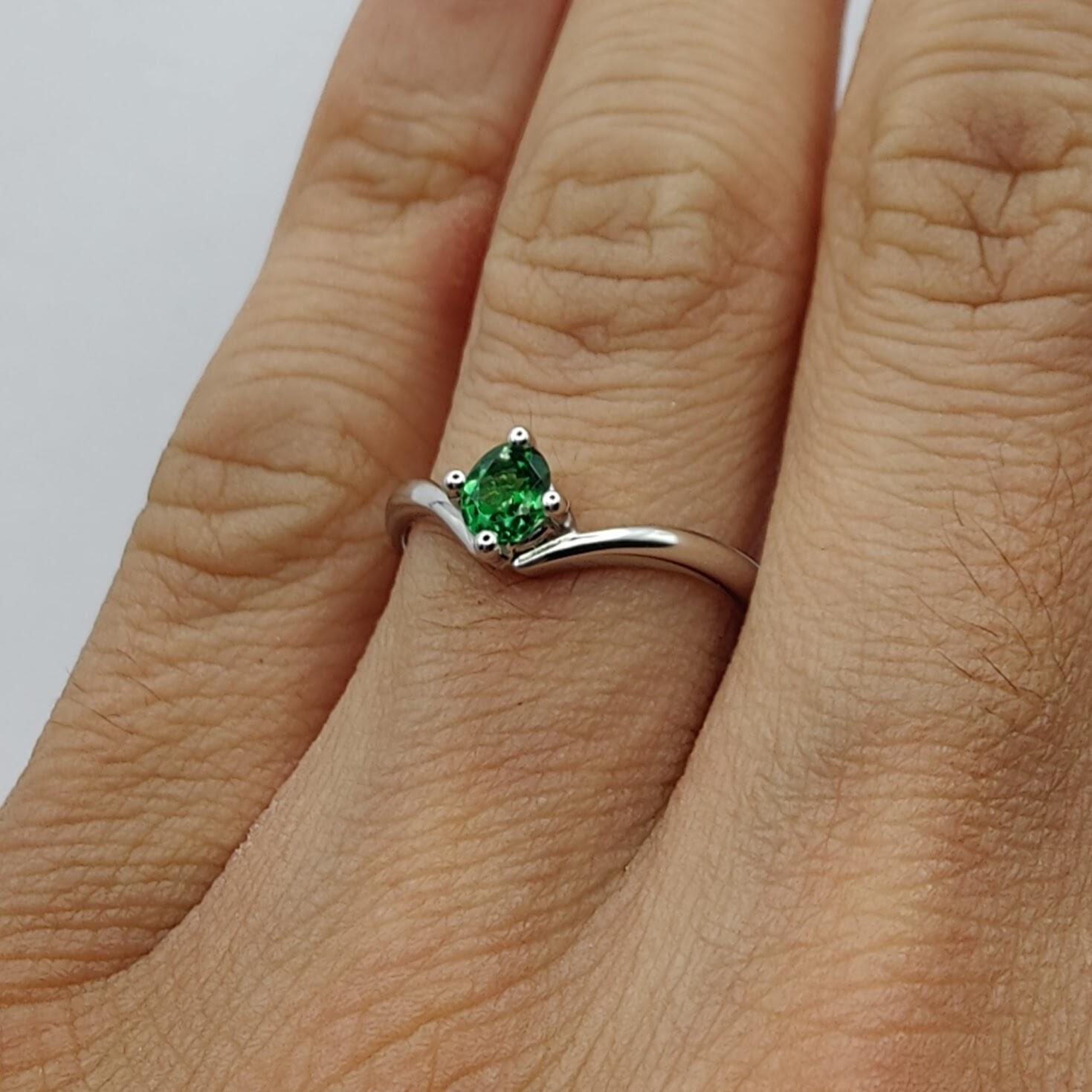 Oval Cut Emerald 4-Prong Solitaire Ring in 18k White Gold For Sale 11