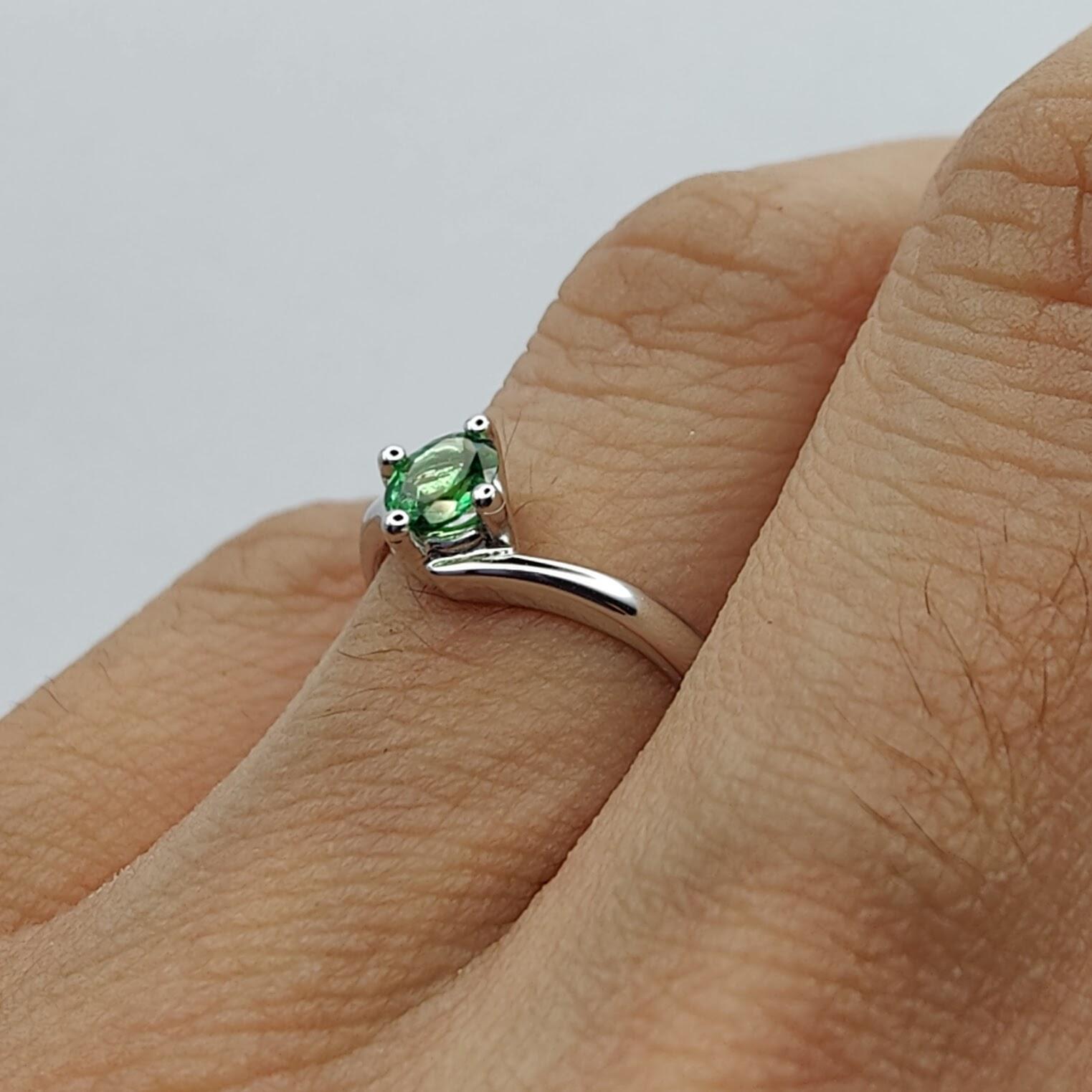 Oval Cut Emerald 4-Prong Solitaire Ring in 18k White Gold For Sale 12
