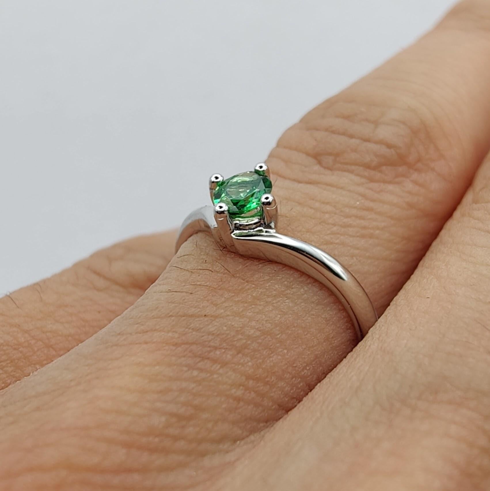 Oval Cut Emerald 4-Prong Solitaire Ring in 18k White Gold For Sale 13