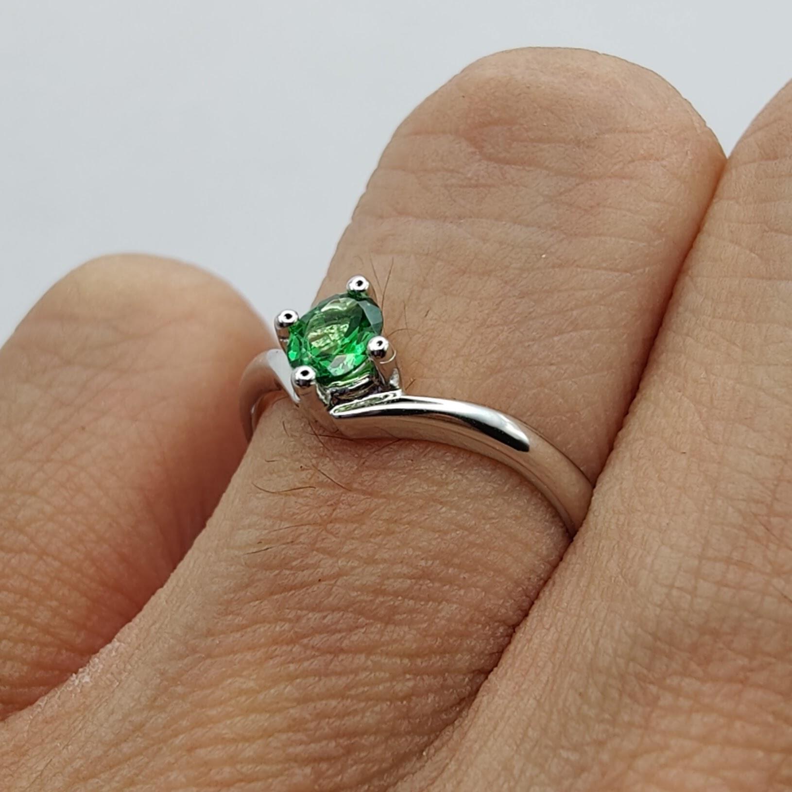 Oval Cut Emerald 4-Prong Solitaire Ring in 18k White Gold For Sale 14