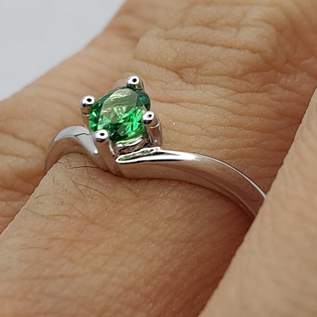 Oval Cut Emerald 4-Prong Solitaire Ring in 18k White Gold For Sale 15