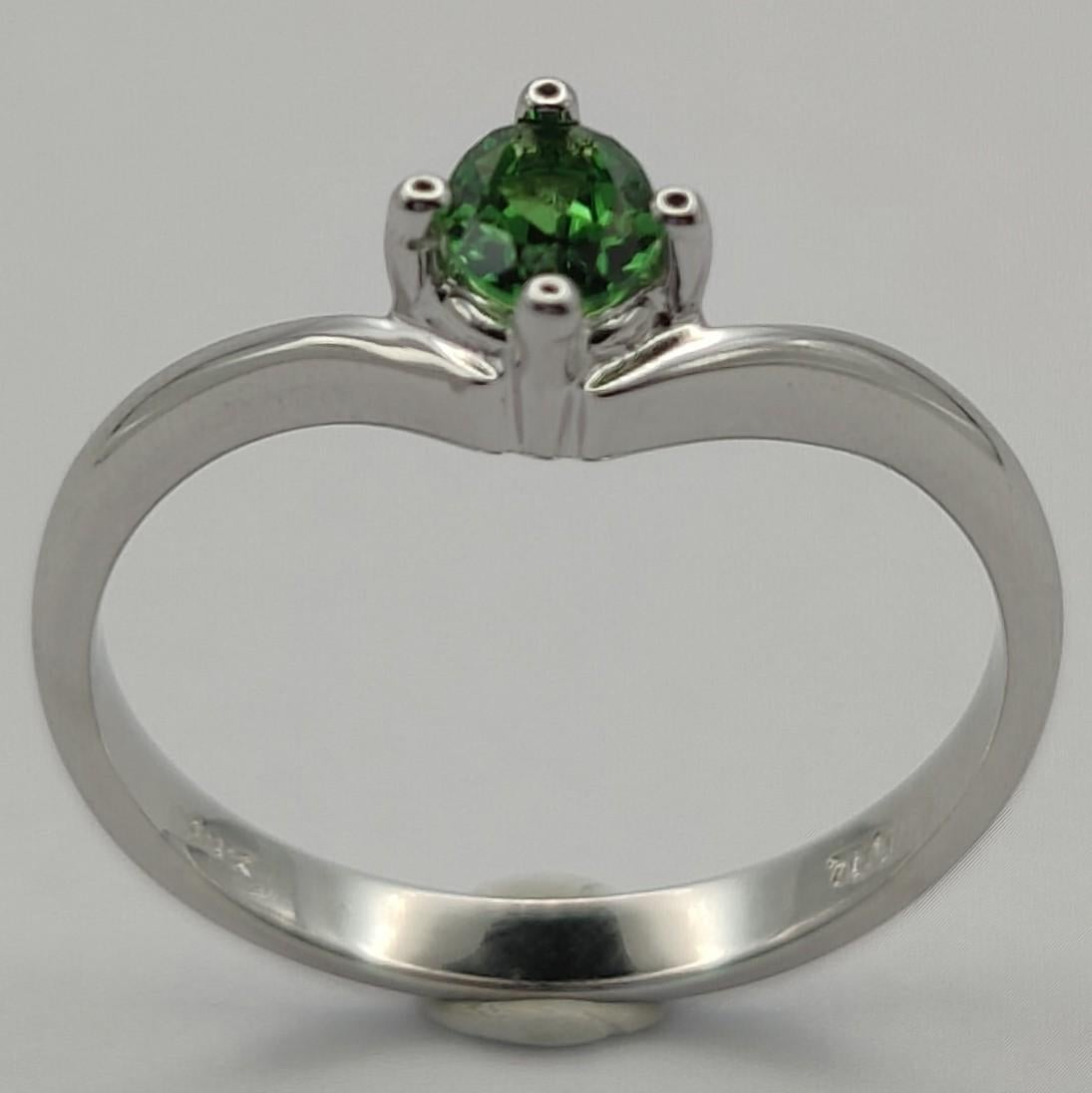 Contemporary Oval Cut Emerald 4-Prong Solitaire Ring in 18k White Gold For Sale