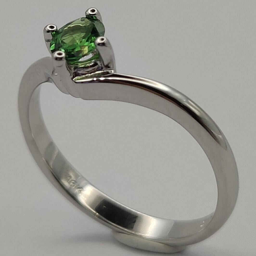 Oval Cut Emerald 4-Prong Solitaire Ring in 18k White Gold In New Condition For Sale In Wan Chai District, HK