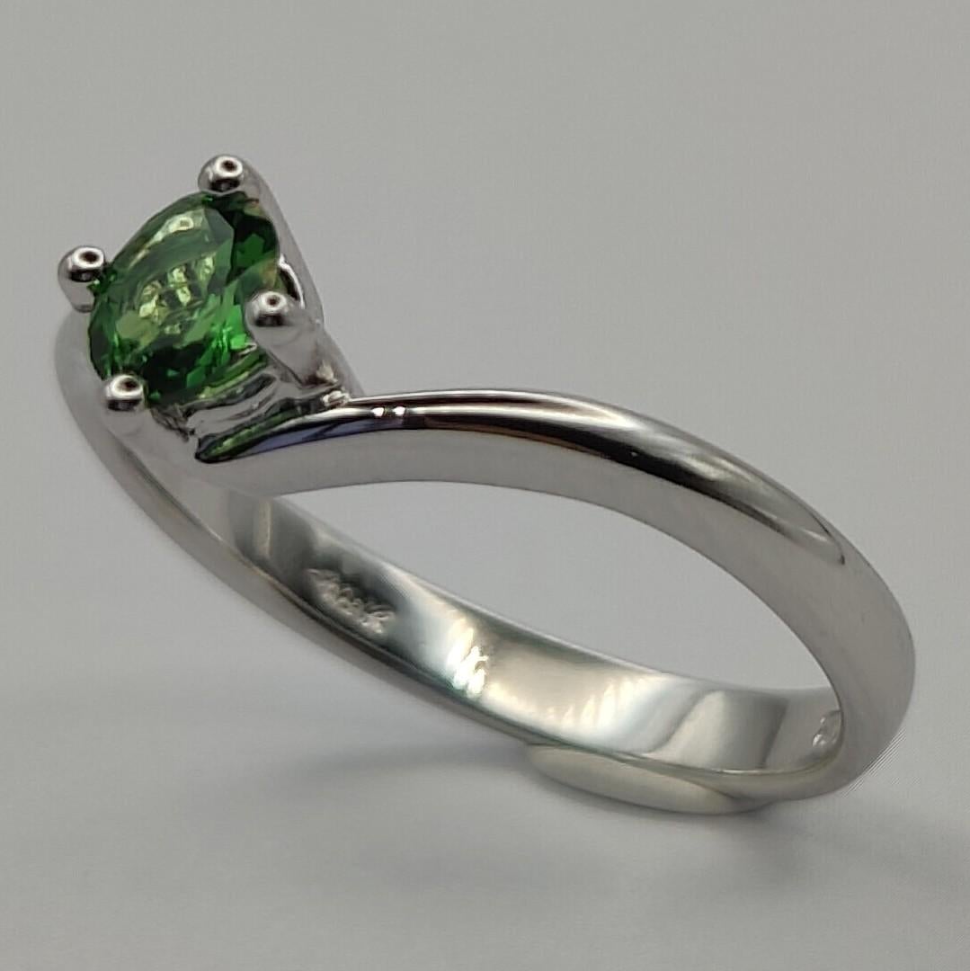 Women's Oval Cut Emerald 4-Prong Solitaire Ring in 18k White Gold For Sale