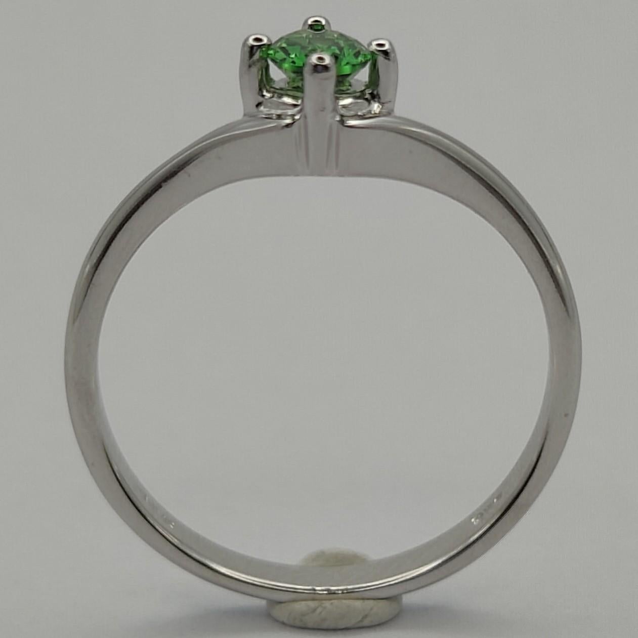 Oval Cut Emerald 4-Prong Solitaire Ring in 18k White Gold For Sale 1